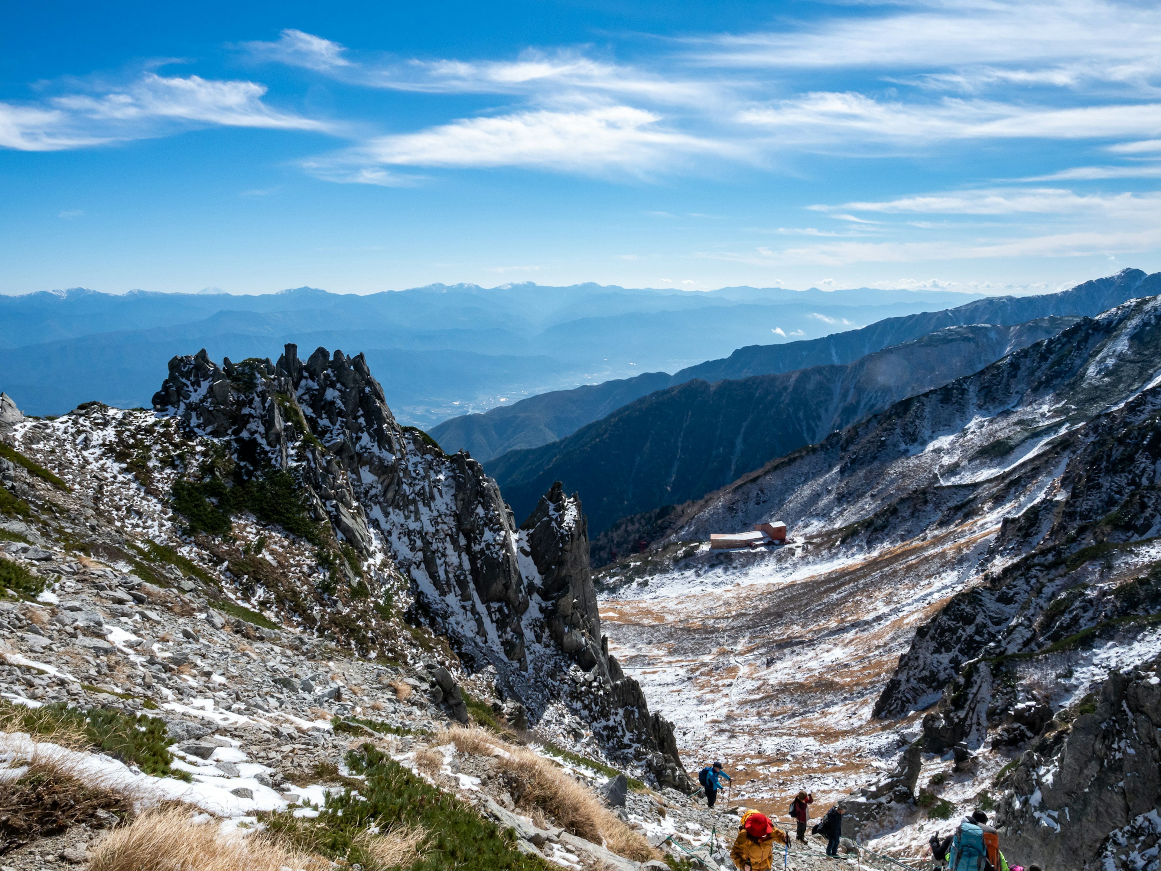 可见一群徒步旅行者的山脉风景