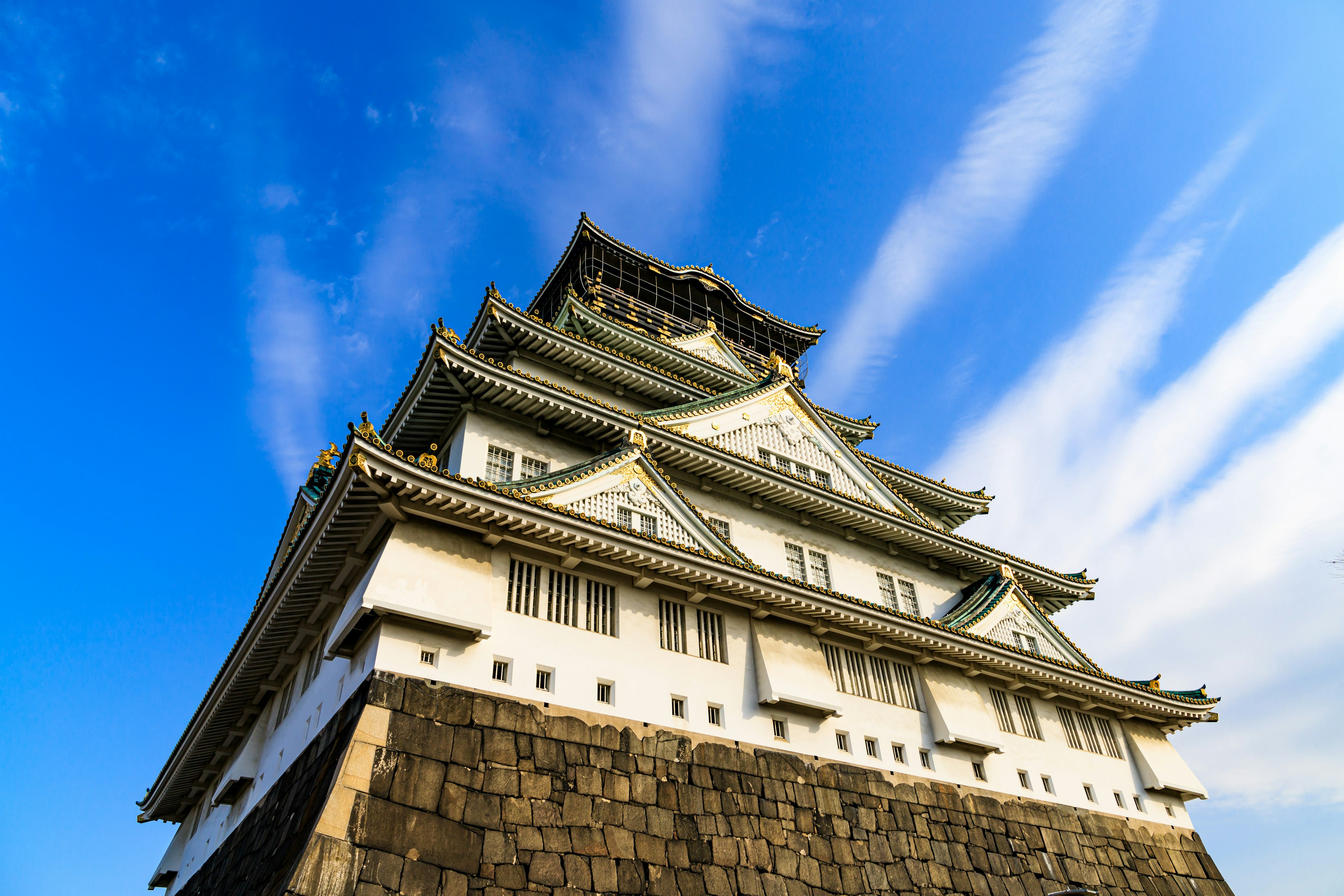 Eksterior indah Kastil Nagoya di bawah langit biru