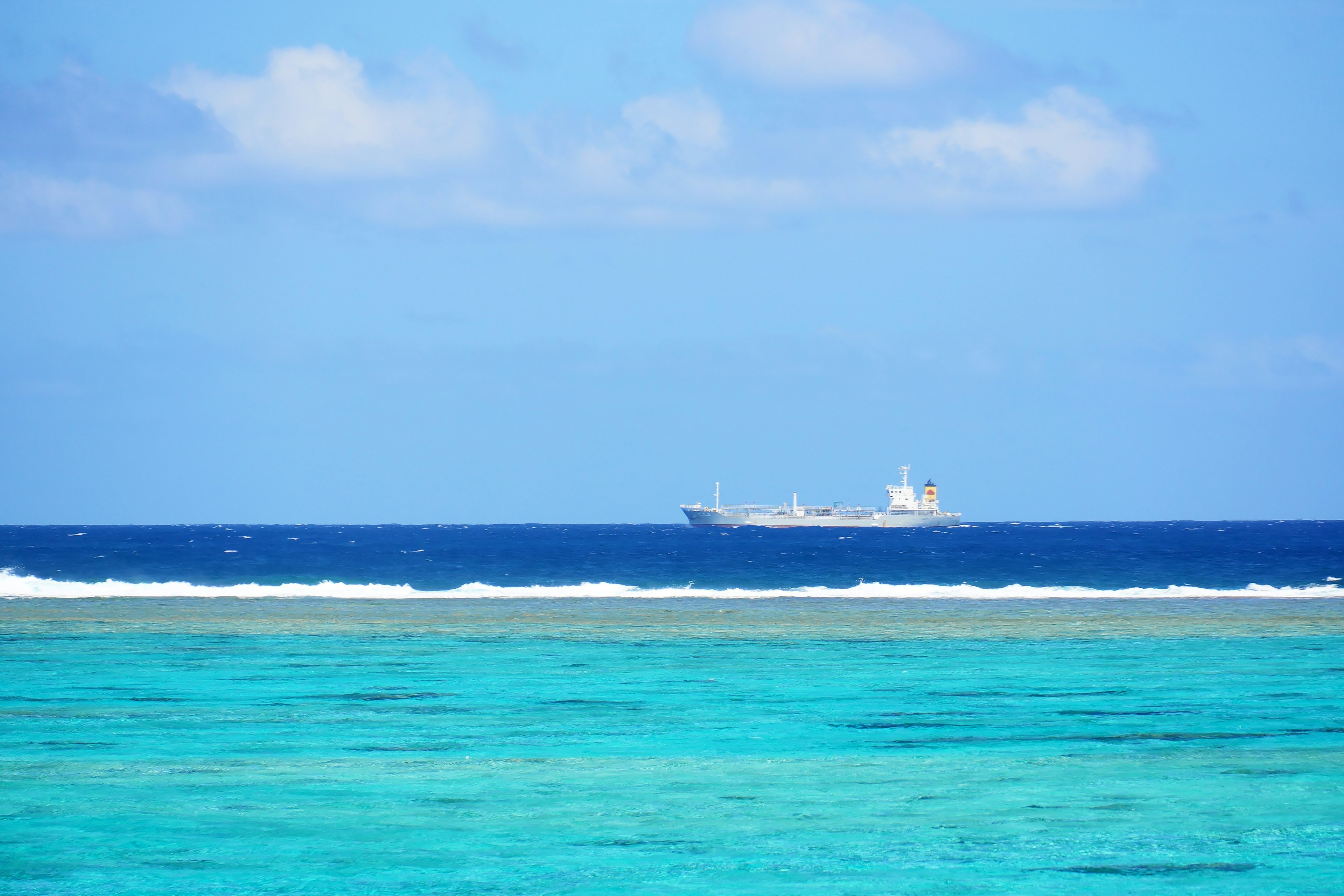 青い海と沖合の船が見える風景