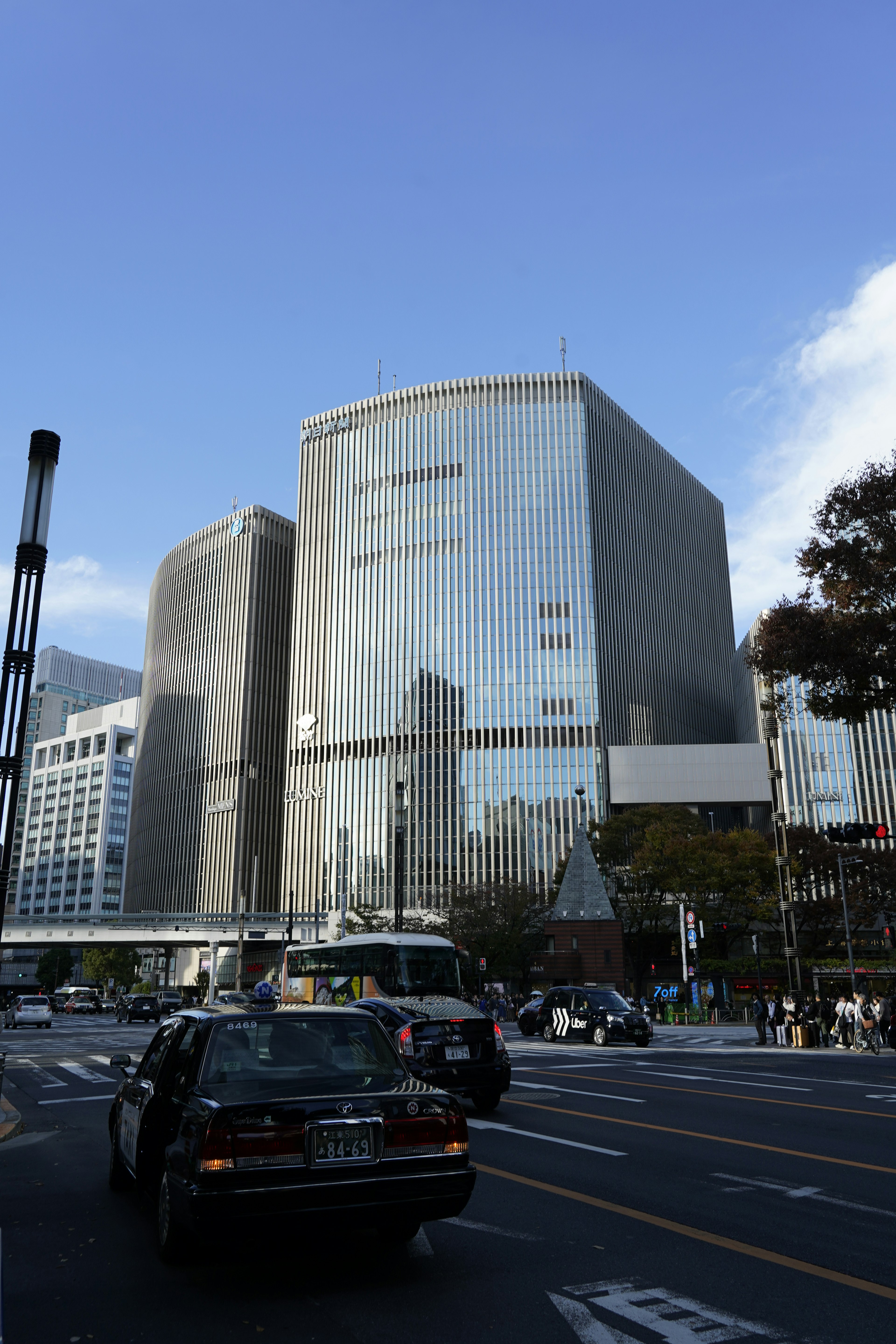 現代的なビルが青空の下にそびえる都市の風景