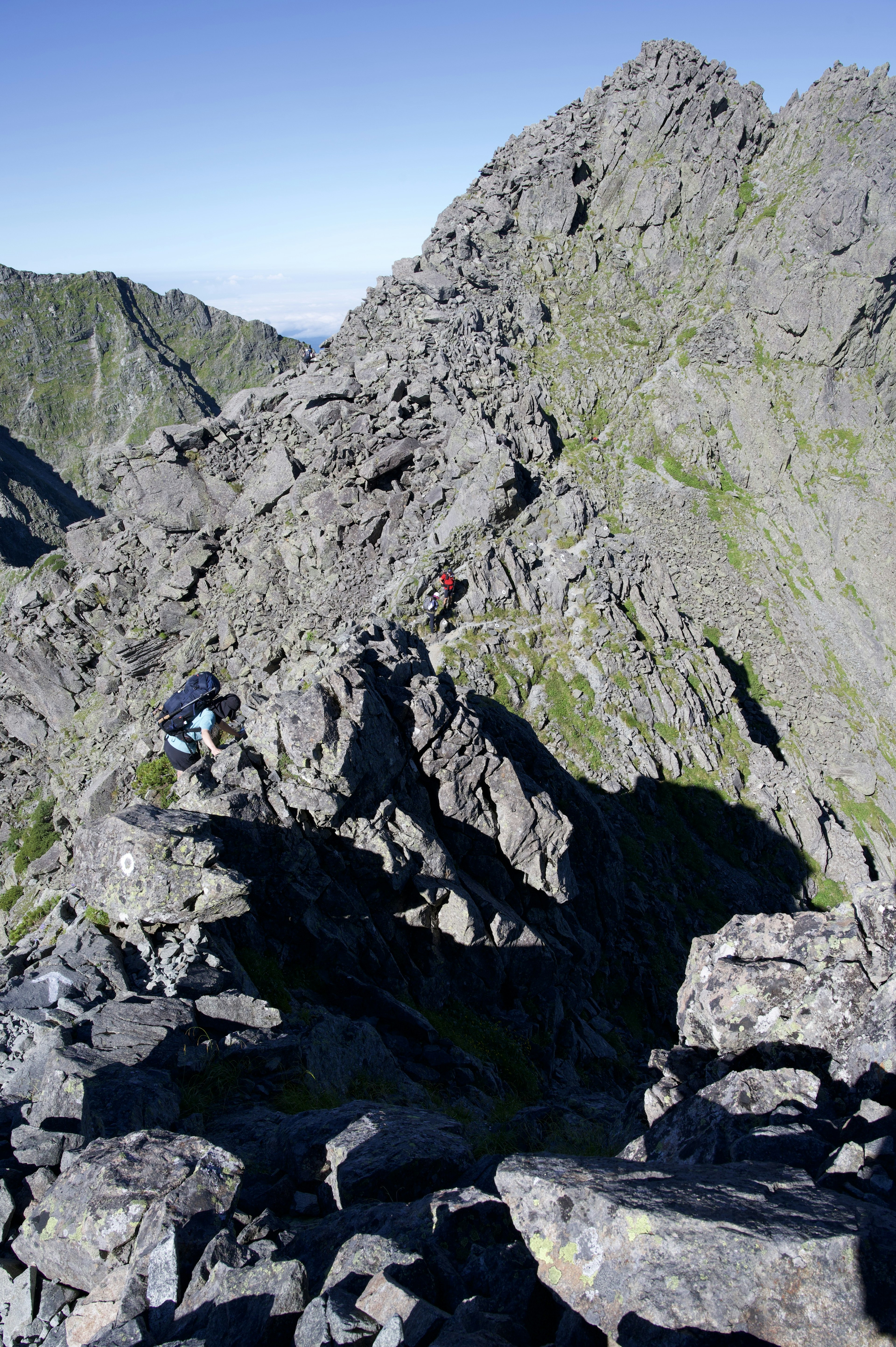 Escaladores navegando por un terreno rocoso en una montaña