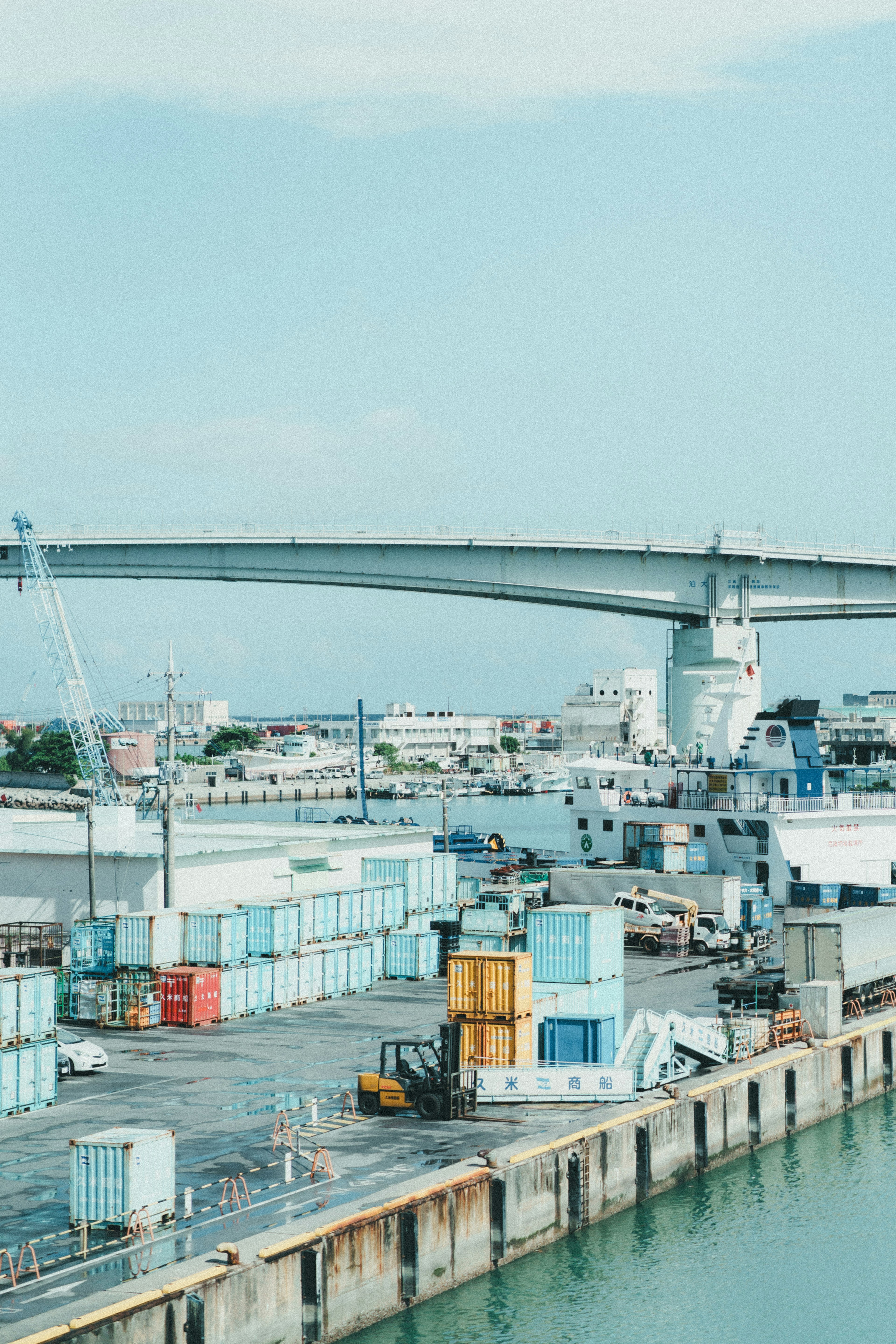 Blick auf ein angedocktes Schiff und eine Brücke unter einem blauen Himmel