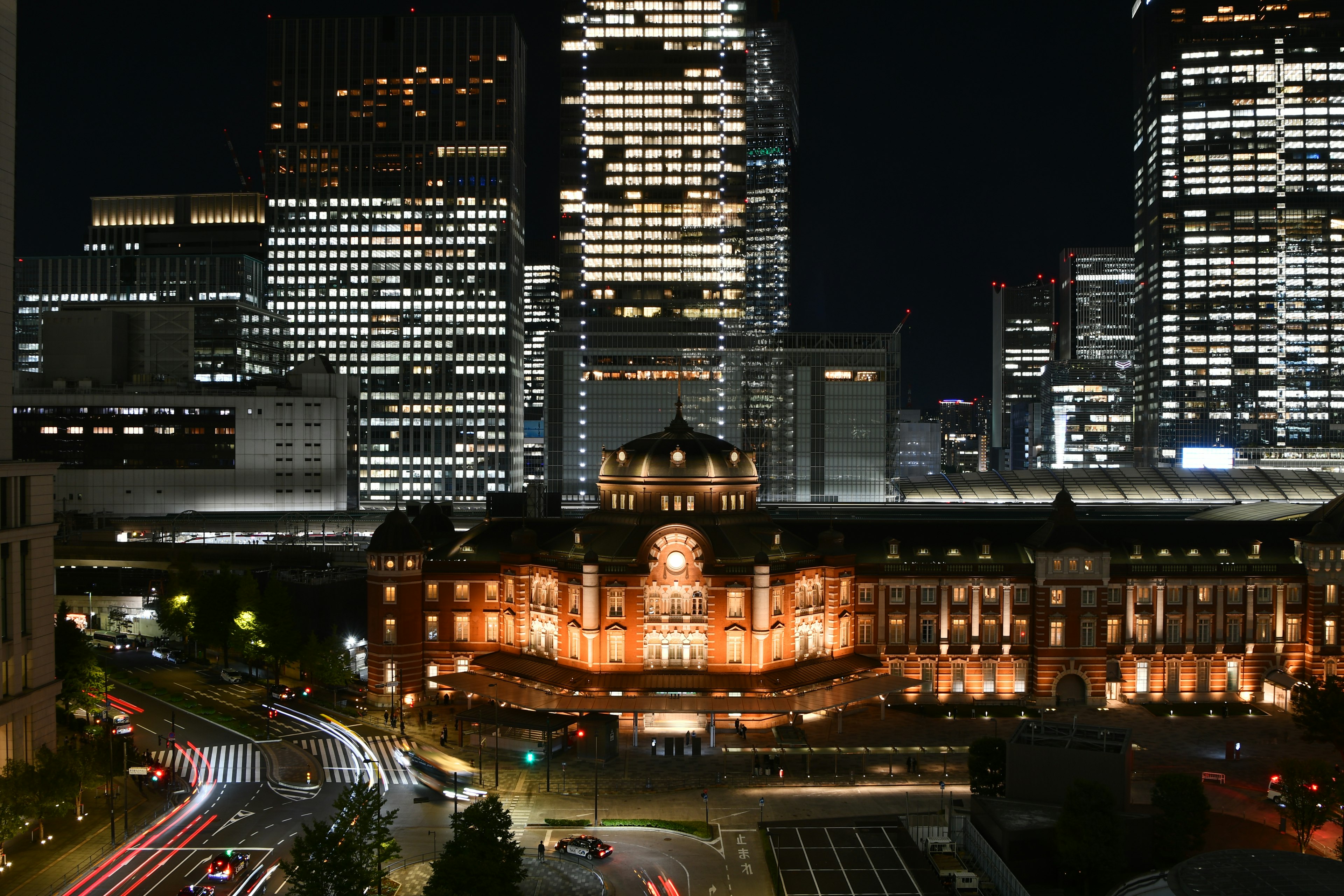 Schöne Nachtansicht des Tokyo Bahnhofs und der Wolkenkratzer