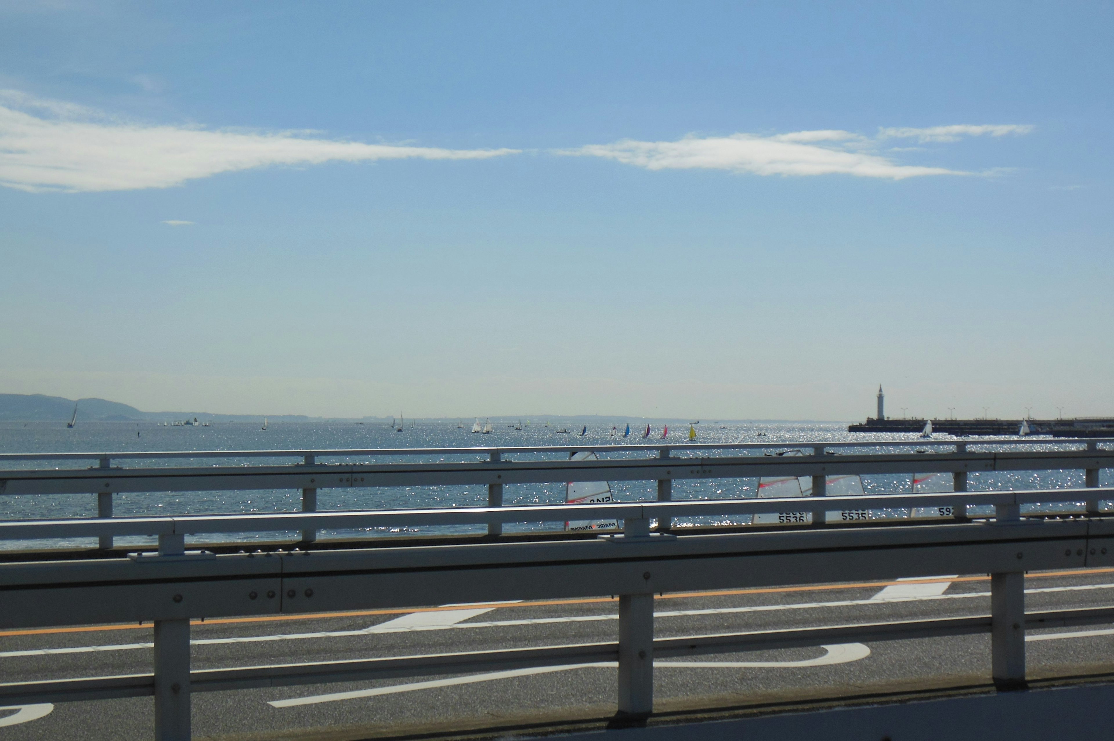 Vista panoramica del cielo blu e dell'oceano con una ringhiera bianca