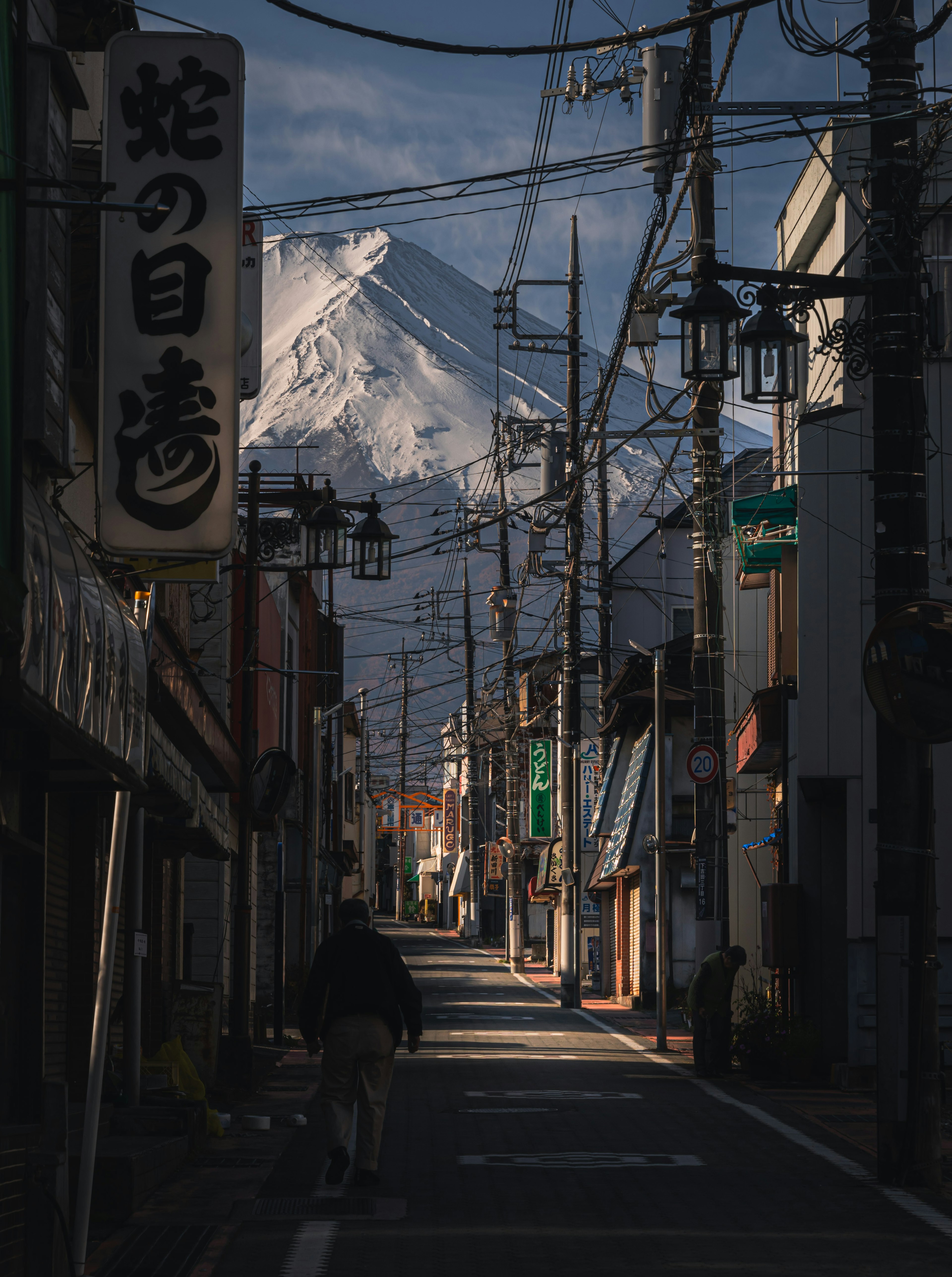 富士山が背景にある静かな街並みと街灯