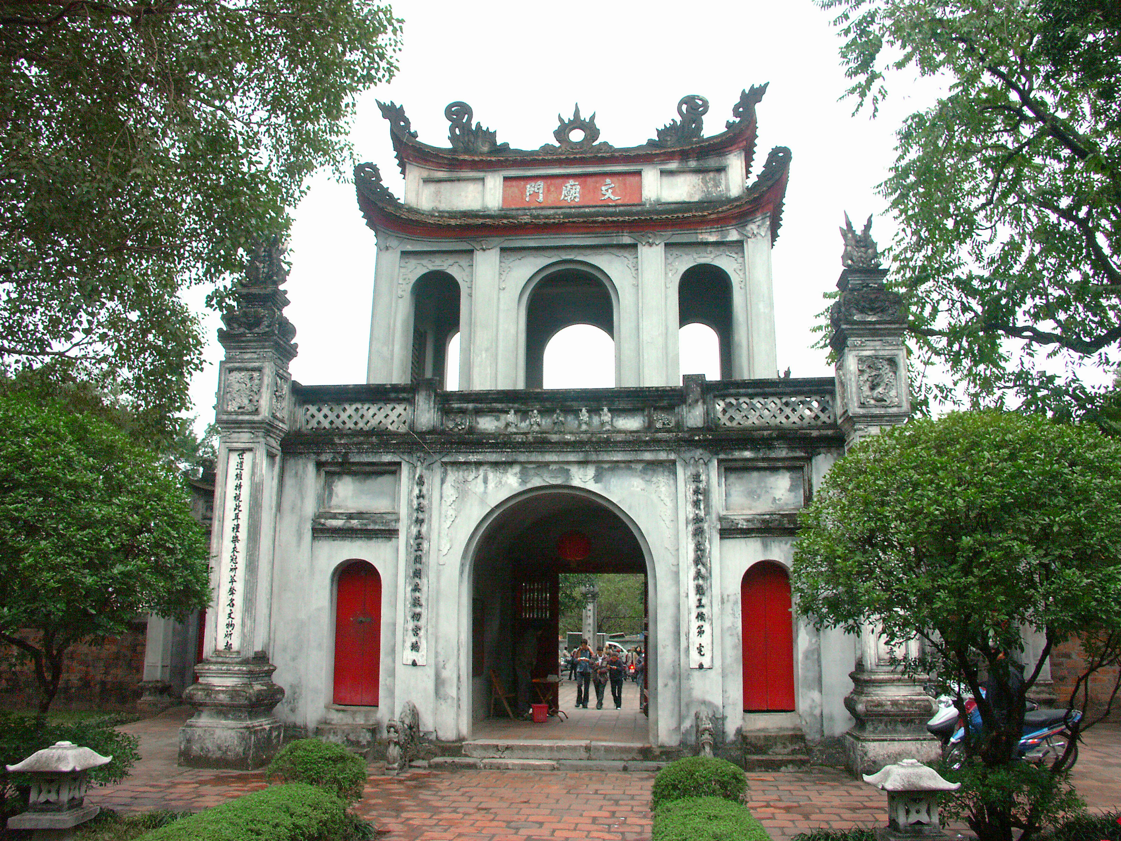 Hermosa entrada del Templo de la Literatura en Hanoi rodeada de vegetación