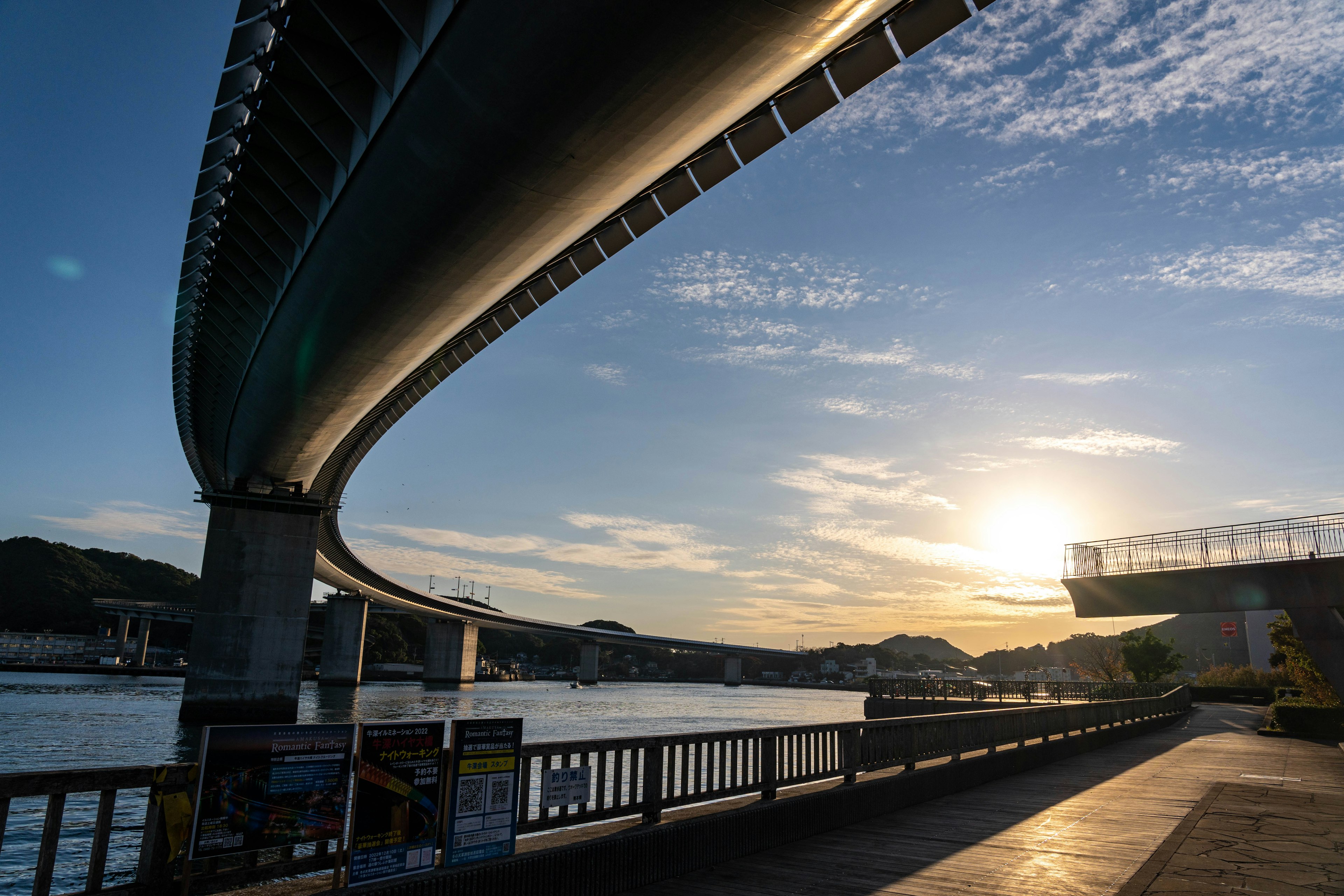 Vista sotto un ponte con il tramonto sullo sfondo