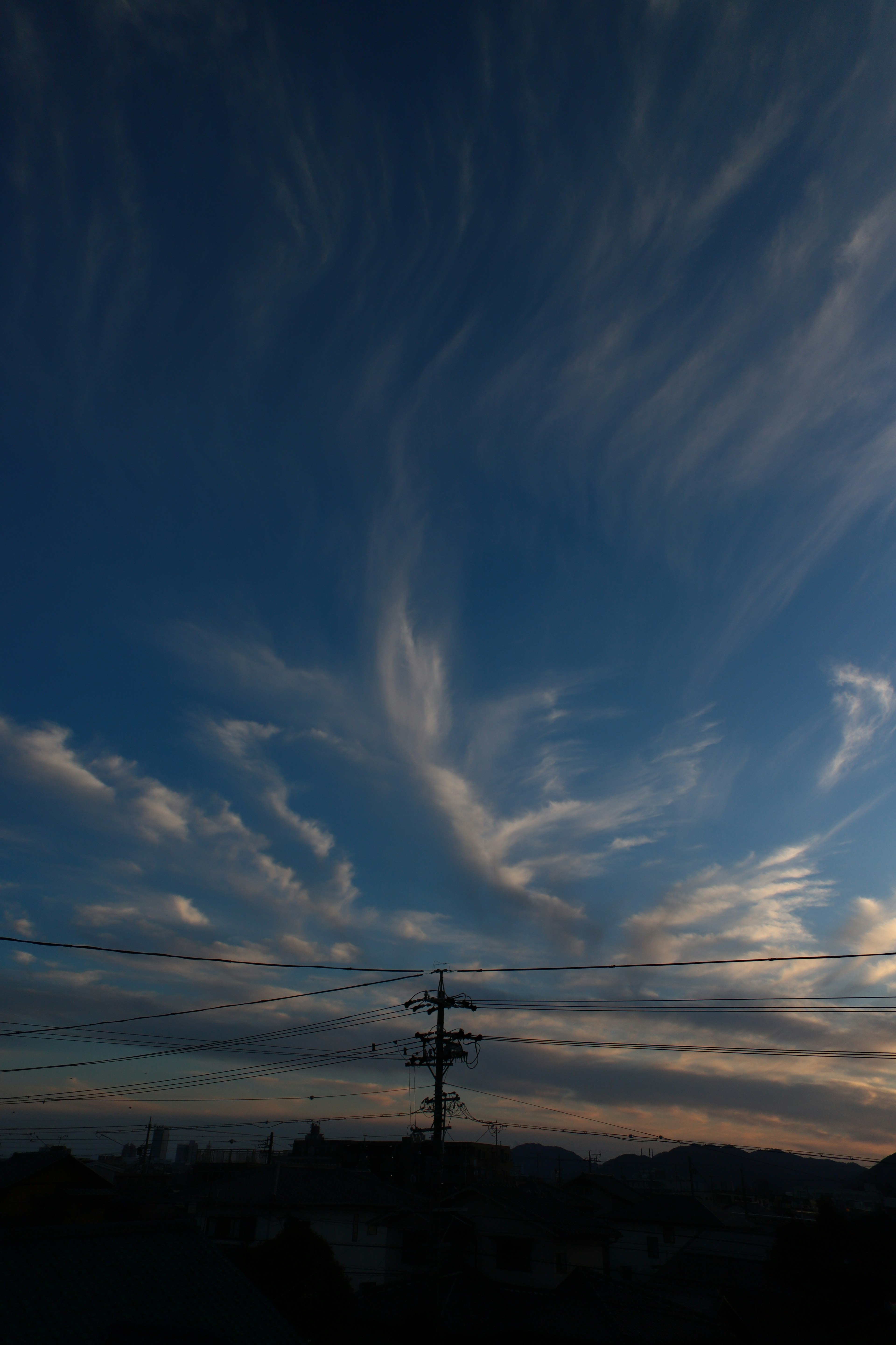 青い空と白い雲の美しいパターンと電柱が見える風景