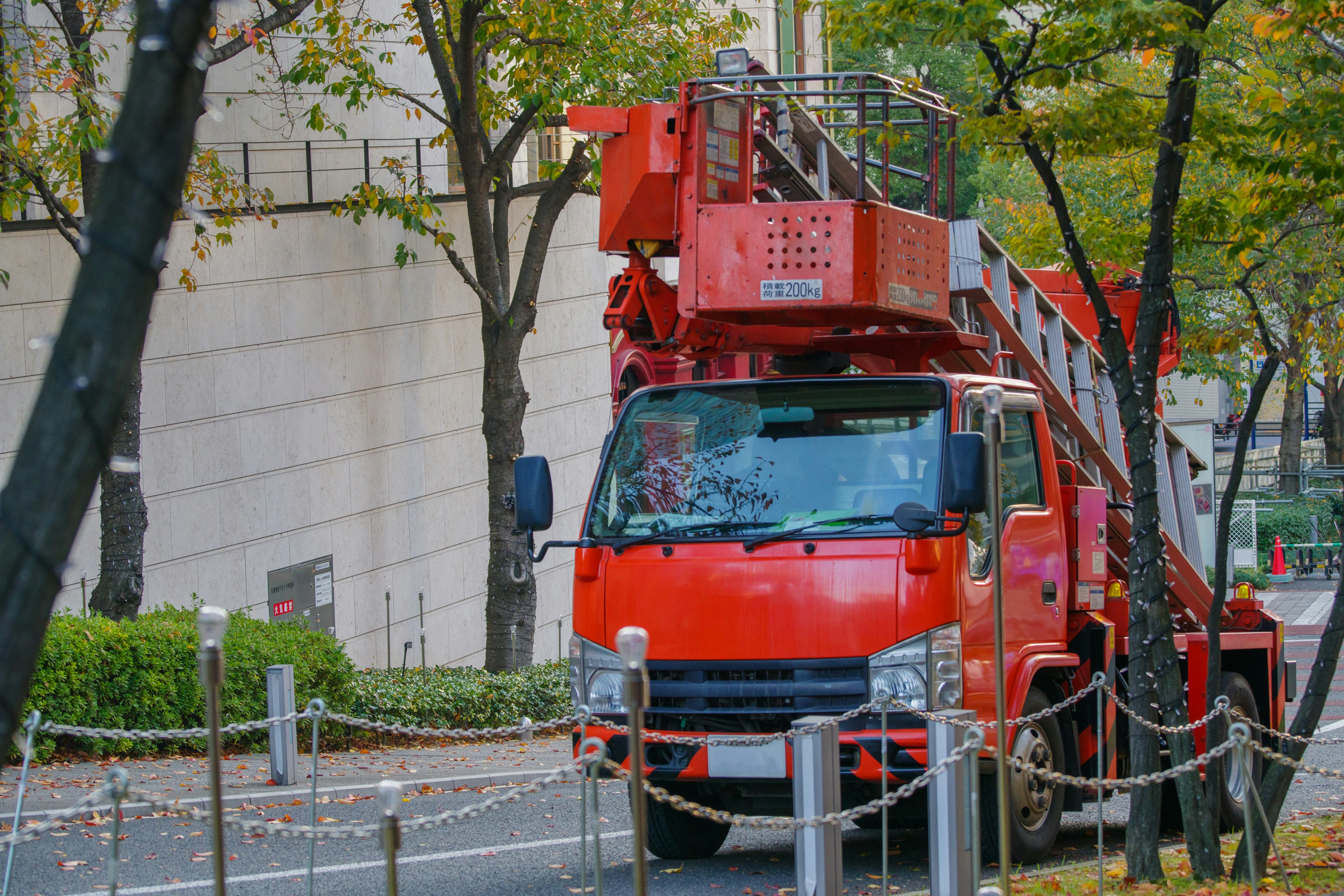 Camion de travail rouge garé dans la rue