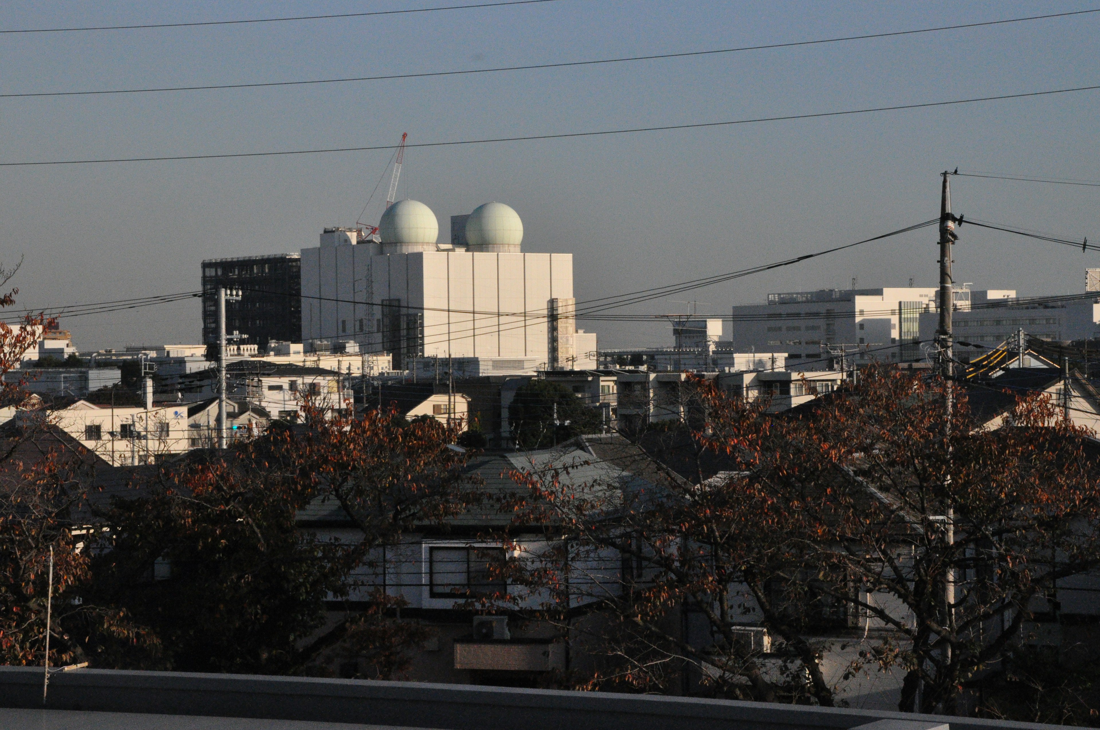 都市の風景に見える白い建物と球体の構造