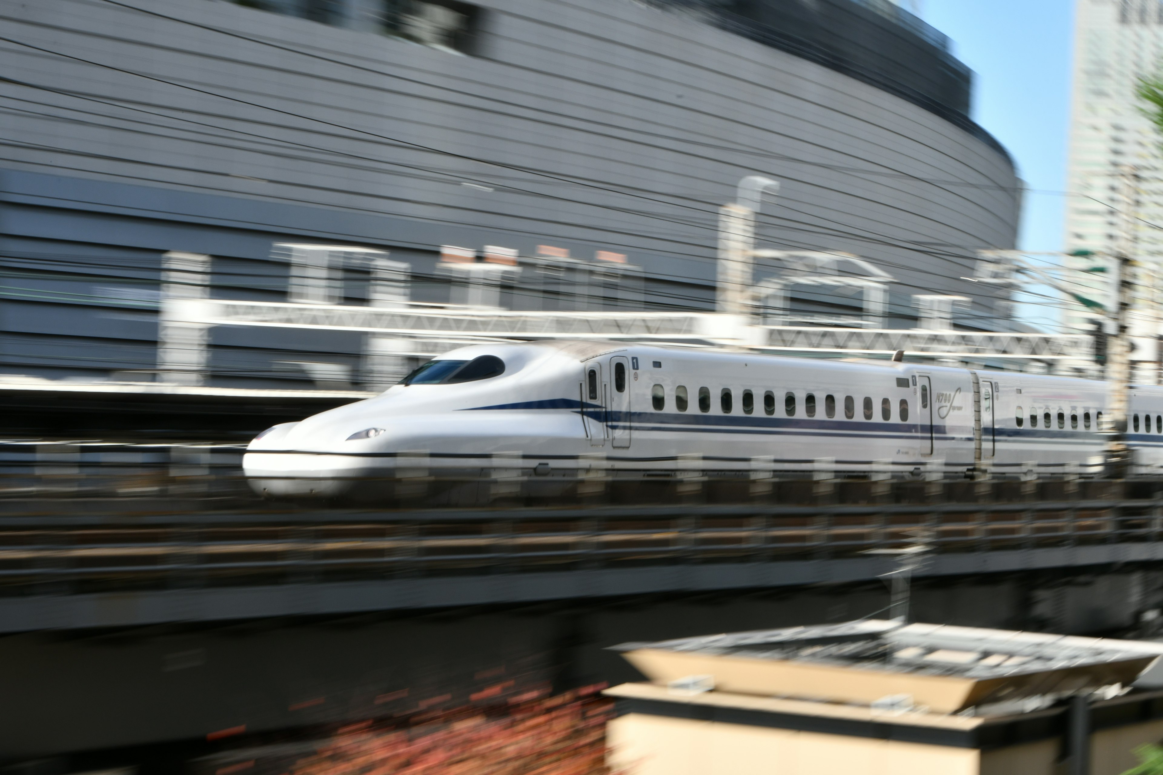 Hình ảnh của tàu Shinkansen di chuyển với tốc độ cao