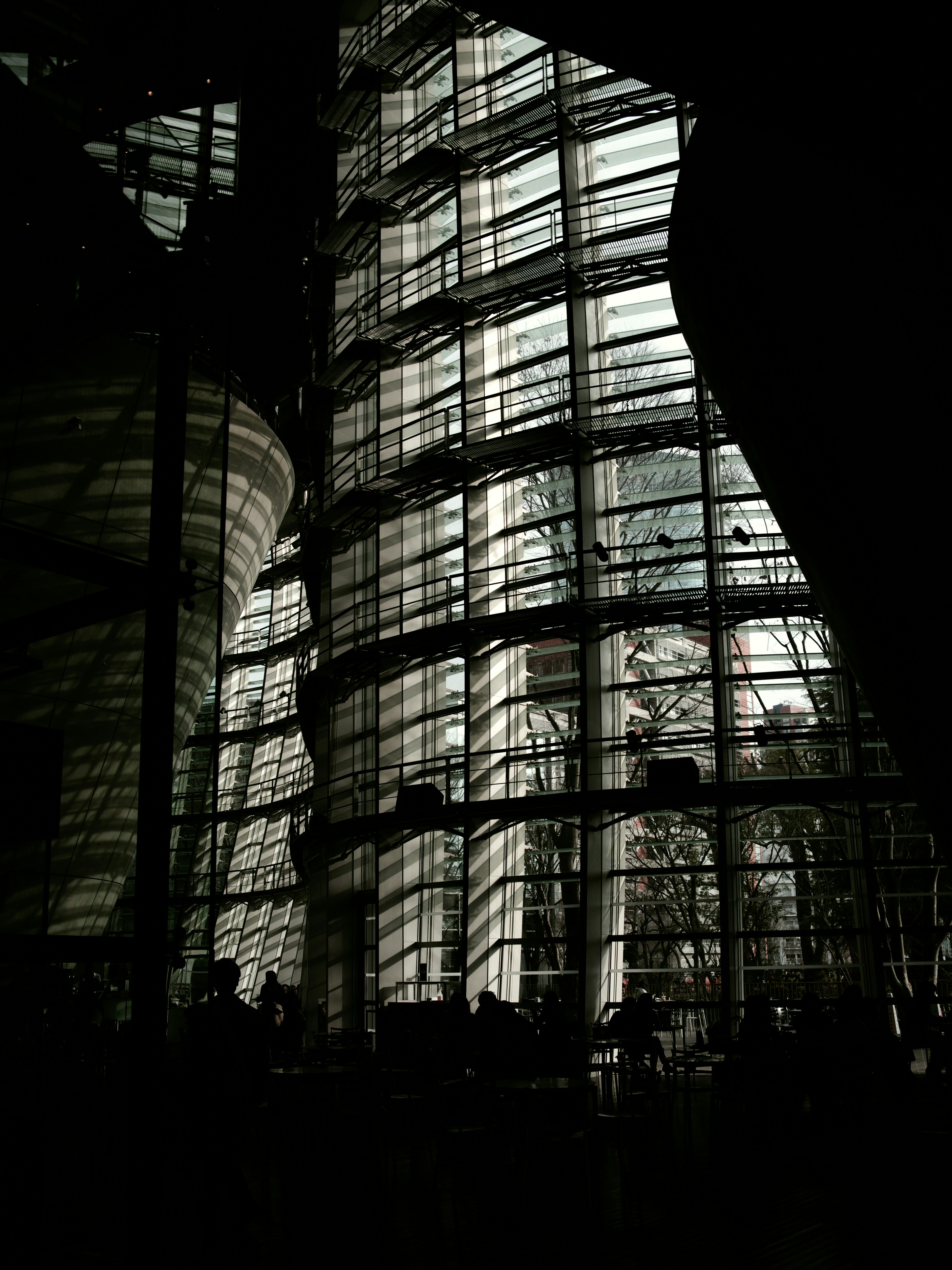 Fotografie einer modernen architektonischen Glas- und Stahlkonstruktion mit sich überschneidenden Schatten