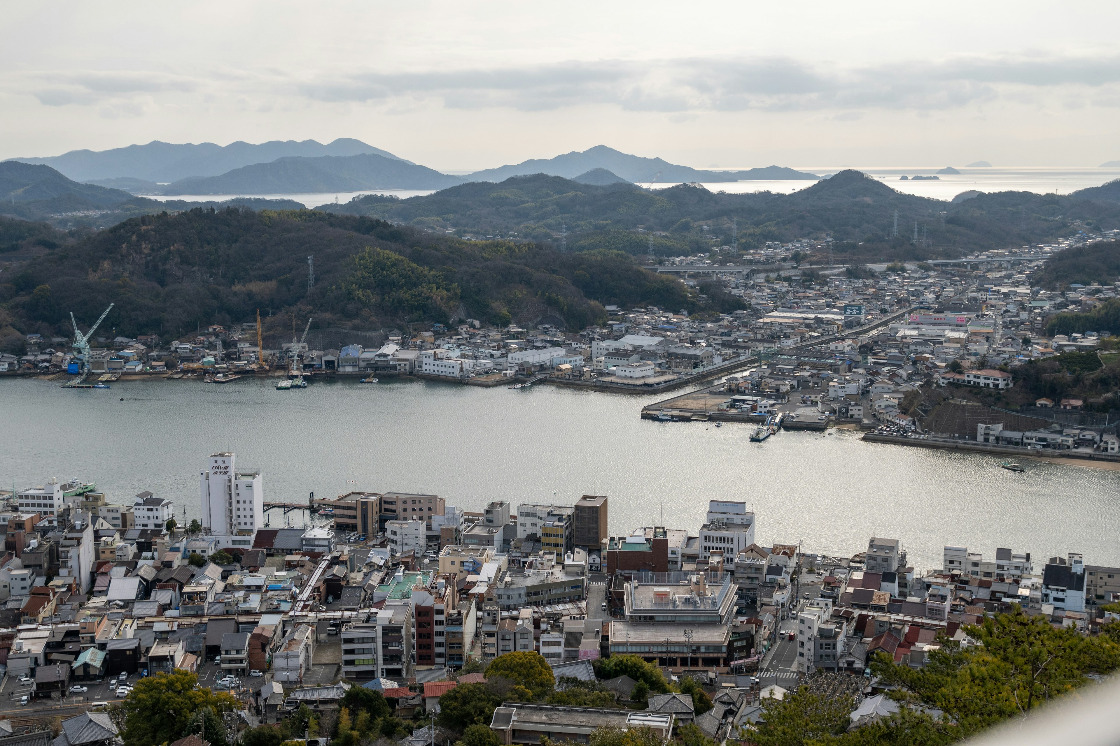 Vue panoramique d'une ville et d'une baie depuis une montagne