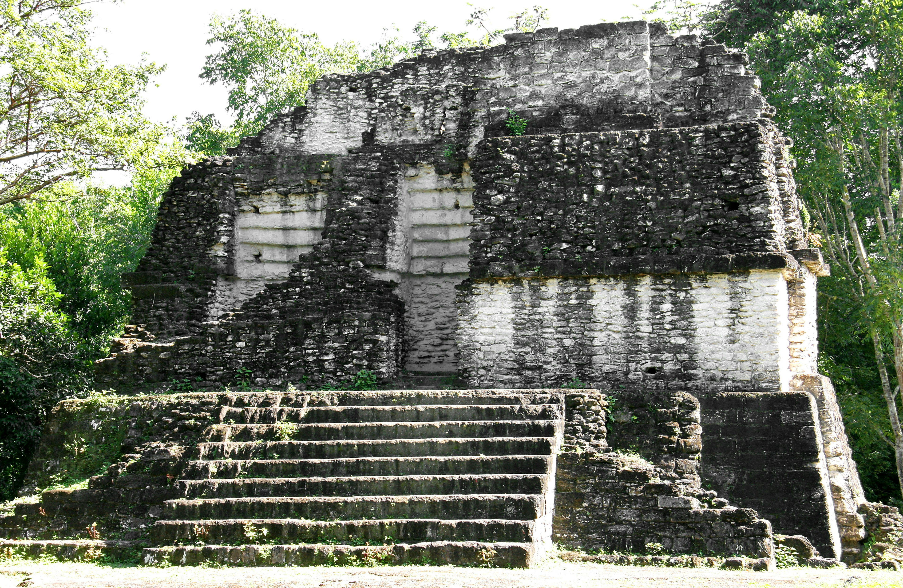 Ruines mayas anciennes avec structure en pierre et escaliers