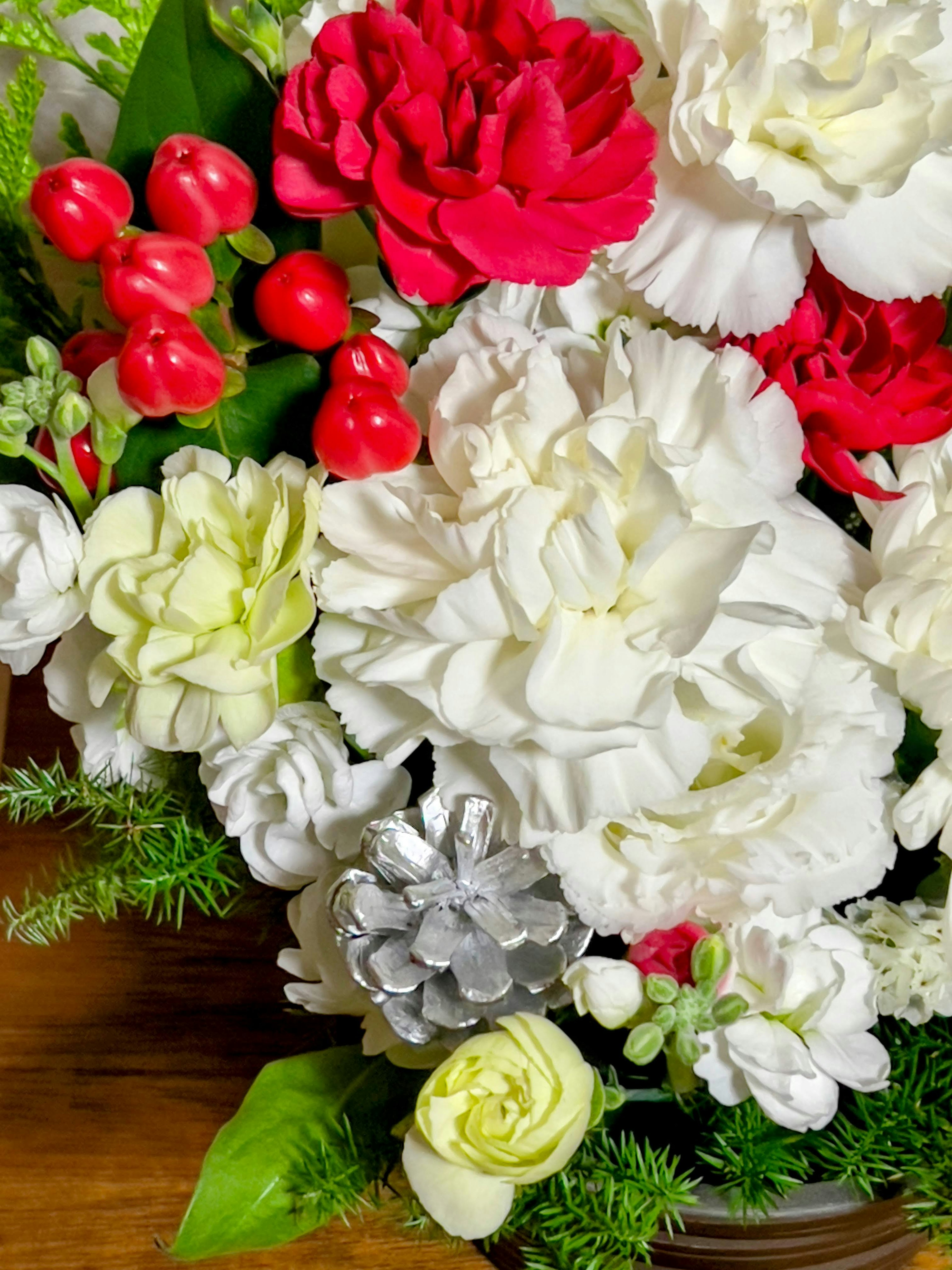 Un bouquet magnifiquement arrangé avec des fleurs rouges et blanches