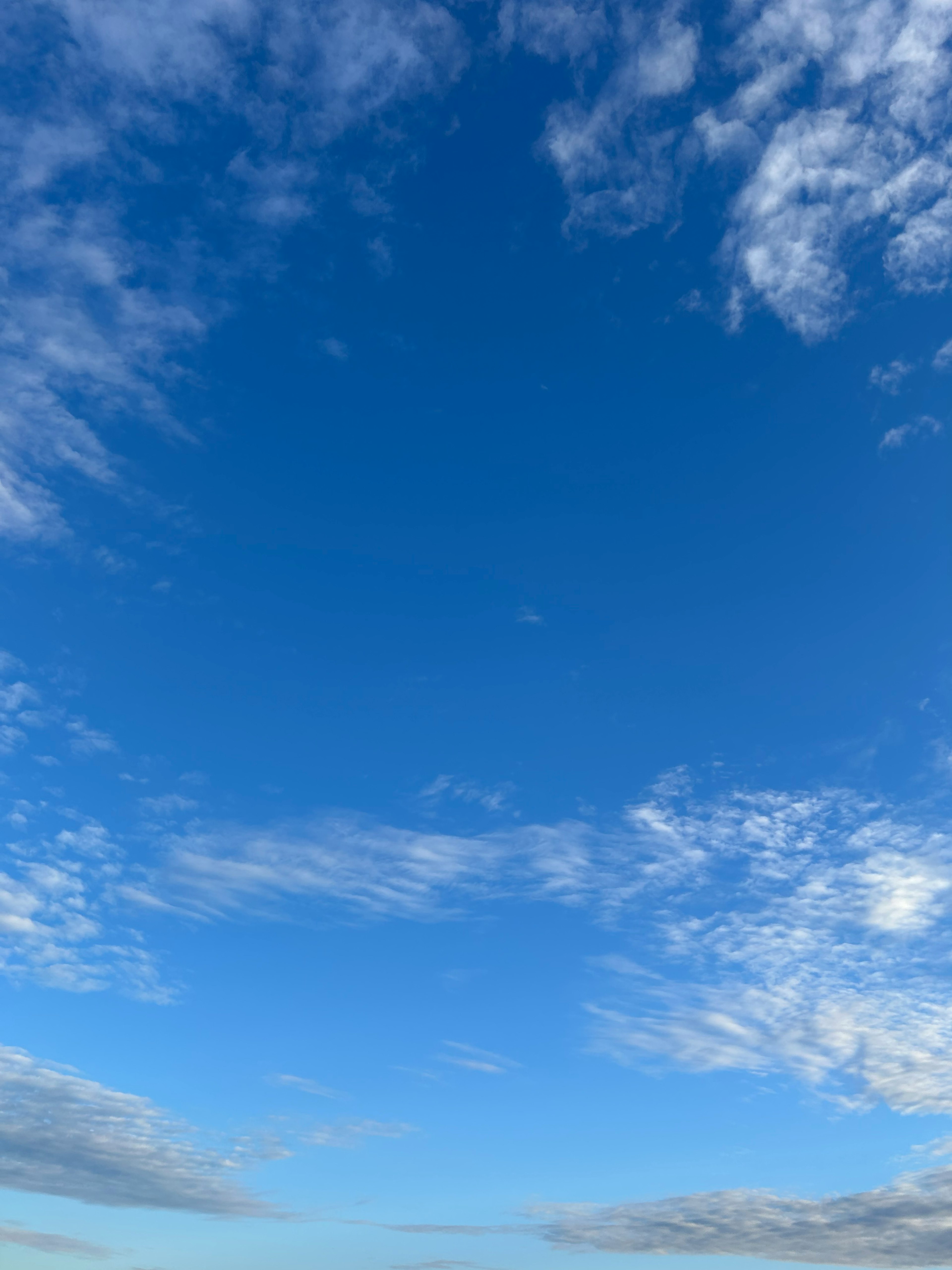 Ein klarer blauer Himmel mit weißen Wolken