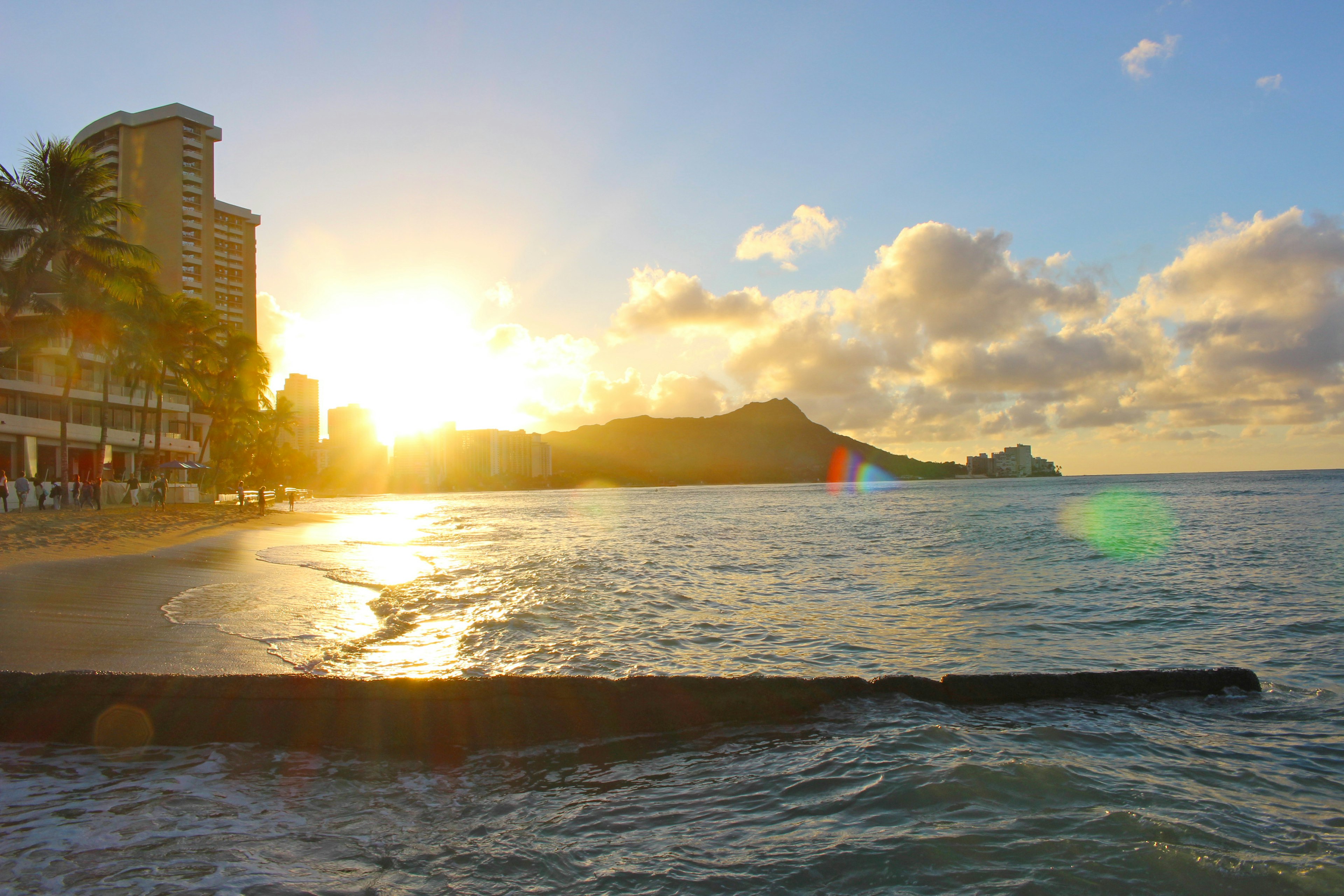 Pemandangan matahari terbenam yang indah di pantai Honolulu