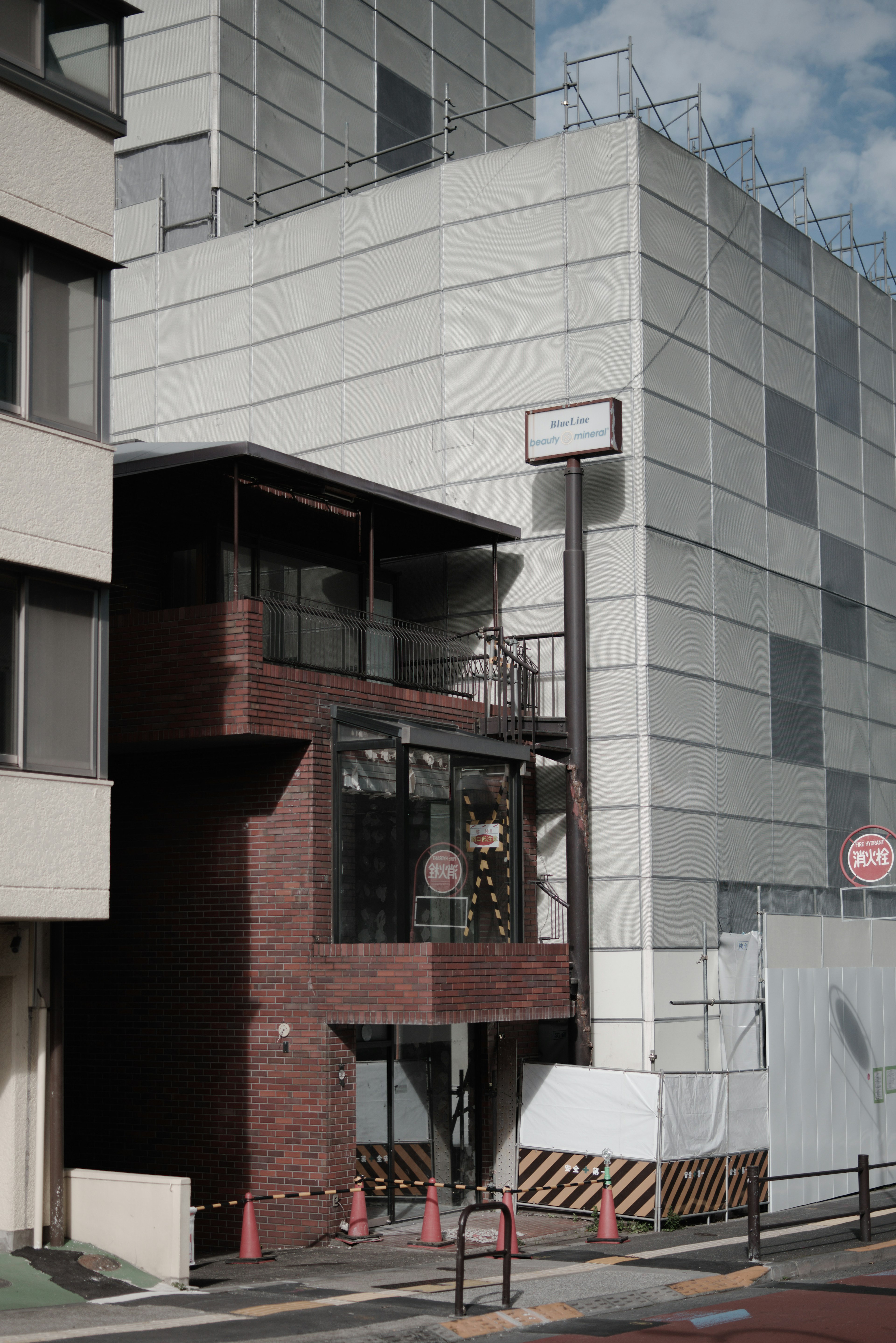 Exterior de un edificio comercial moderno con fachada de ladrillo