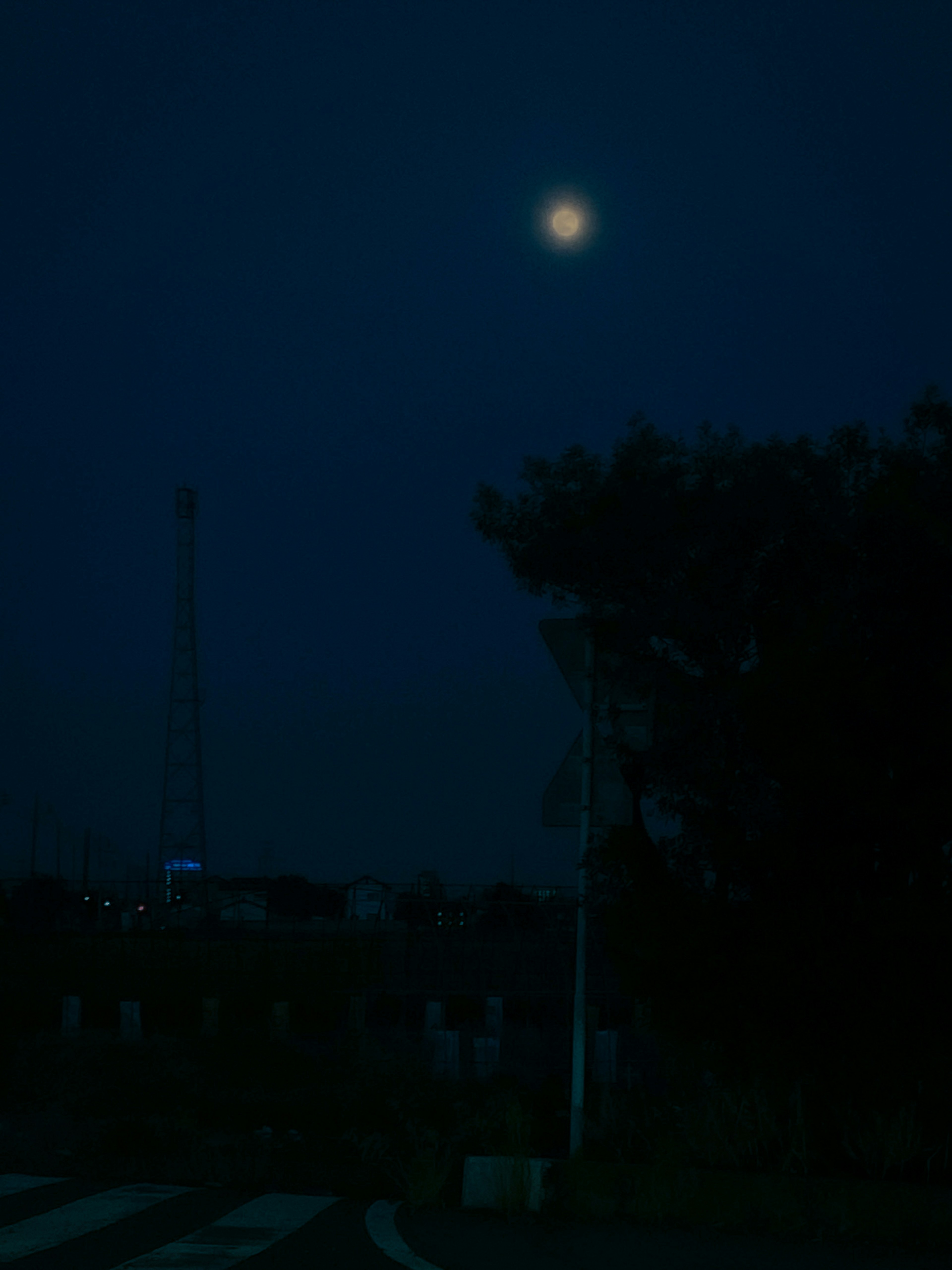 Lune brillante dans le ciel nocturne avec des environs sombres