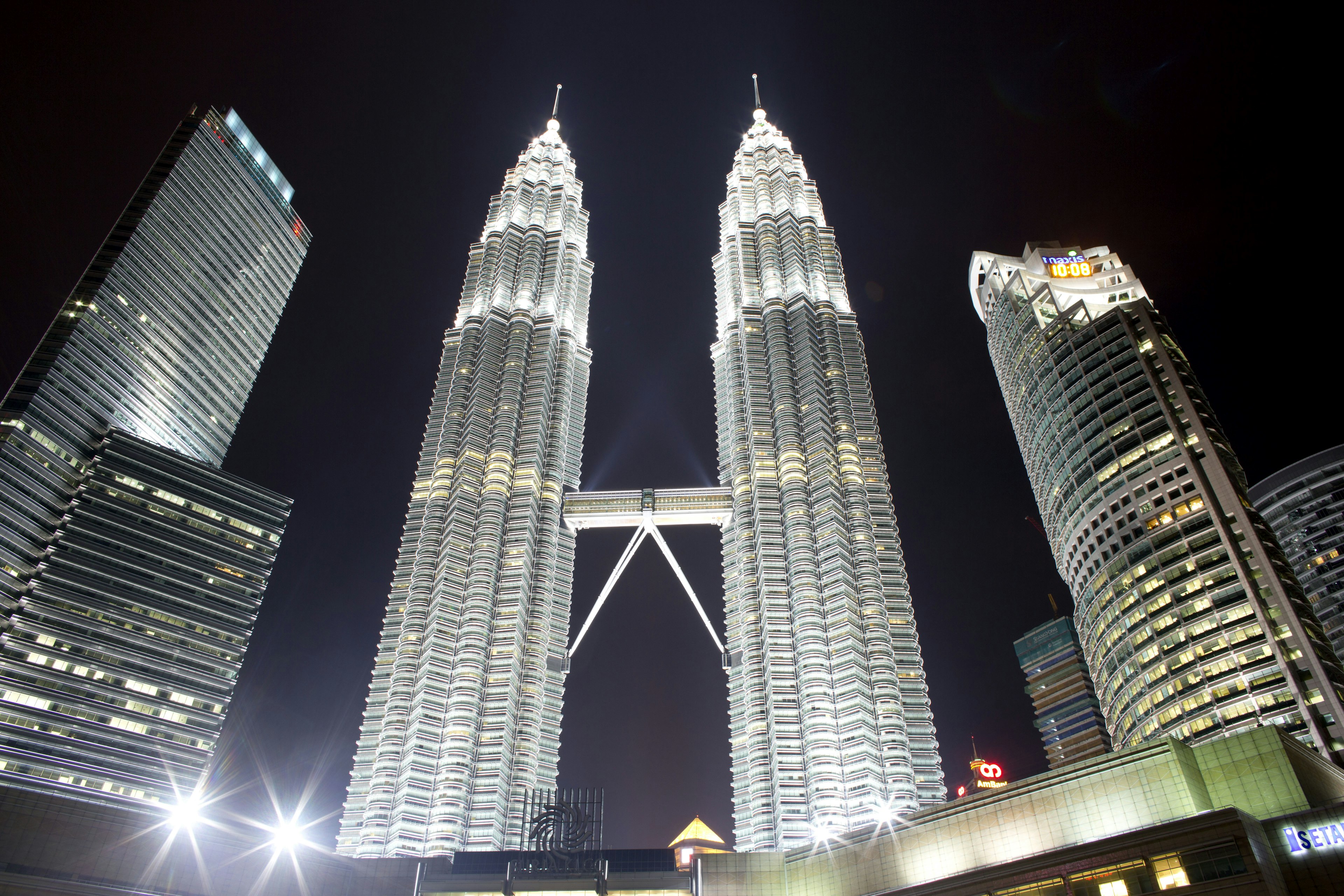 Vista notturna delle torri gemelle Petronas a Kuala Lumpur