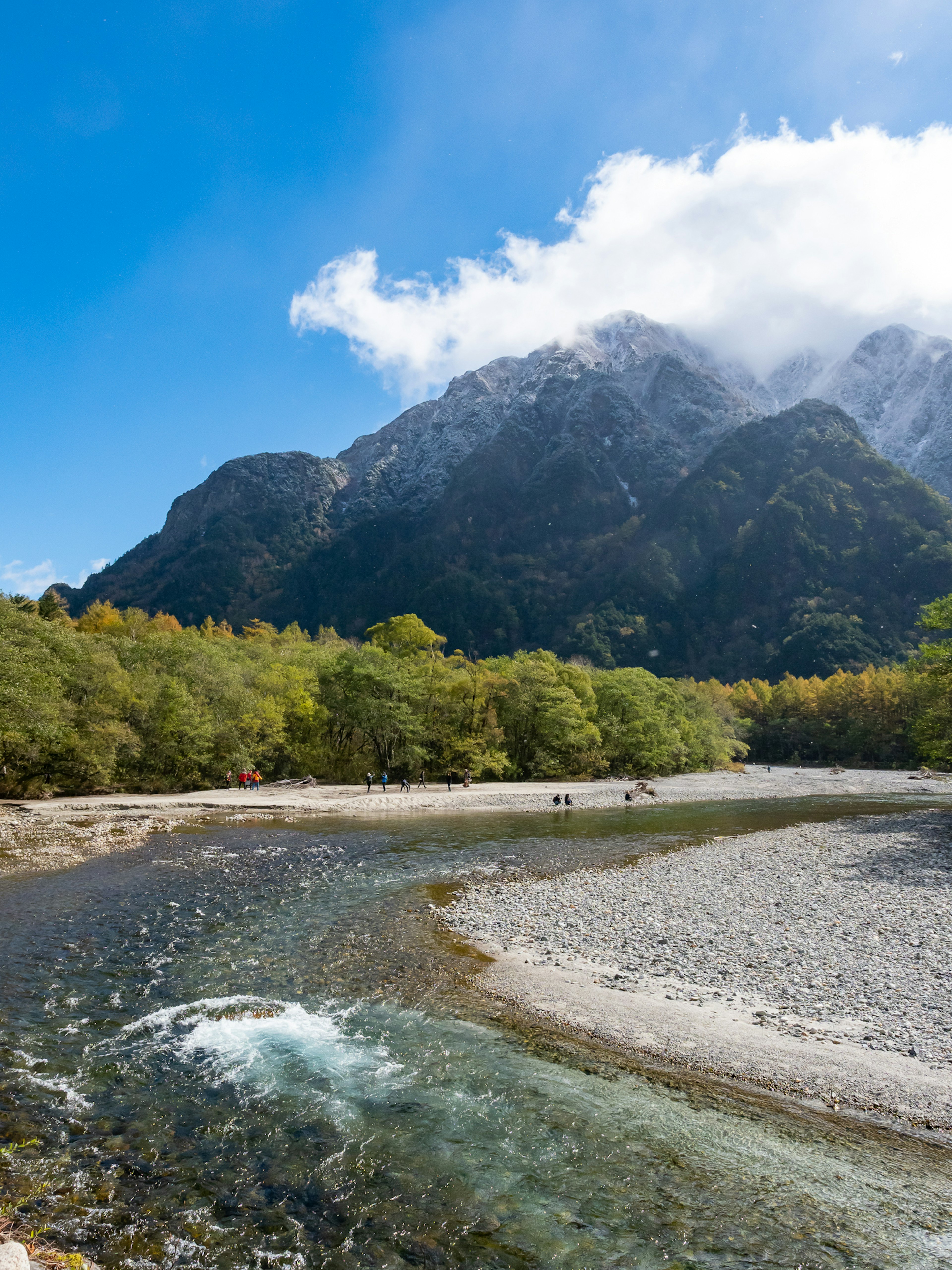 Vista panoramica di montagne e fiume con cielo blu e nuvole alberi verdi e flusso d'acqua tranquillo