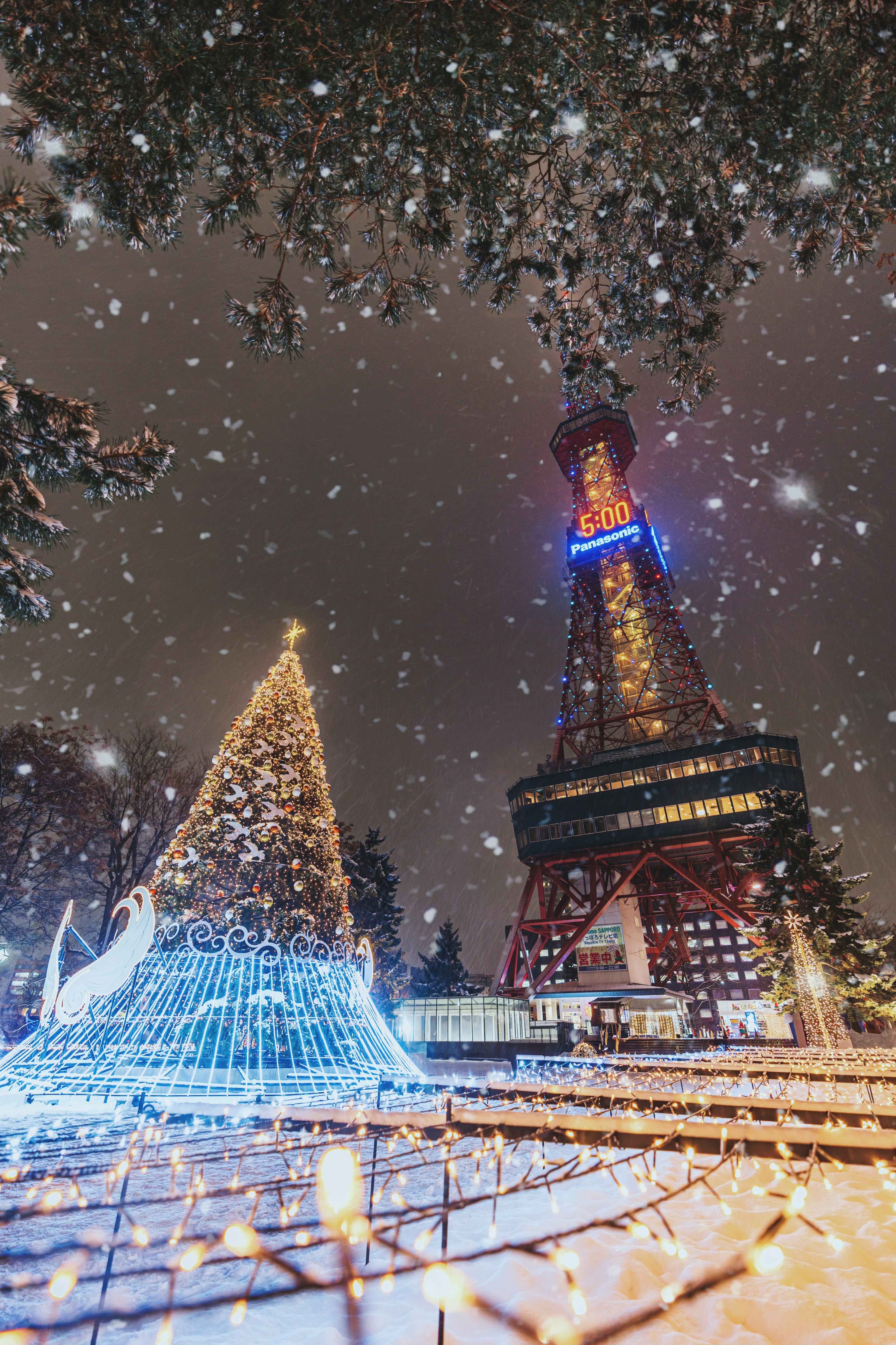 Pemandangan indah Menara Tokyo dan pohon Natal di salju