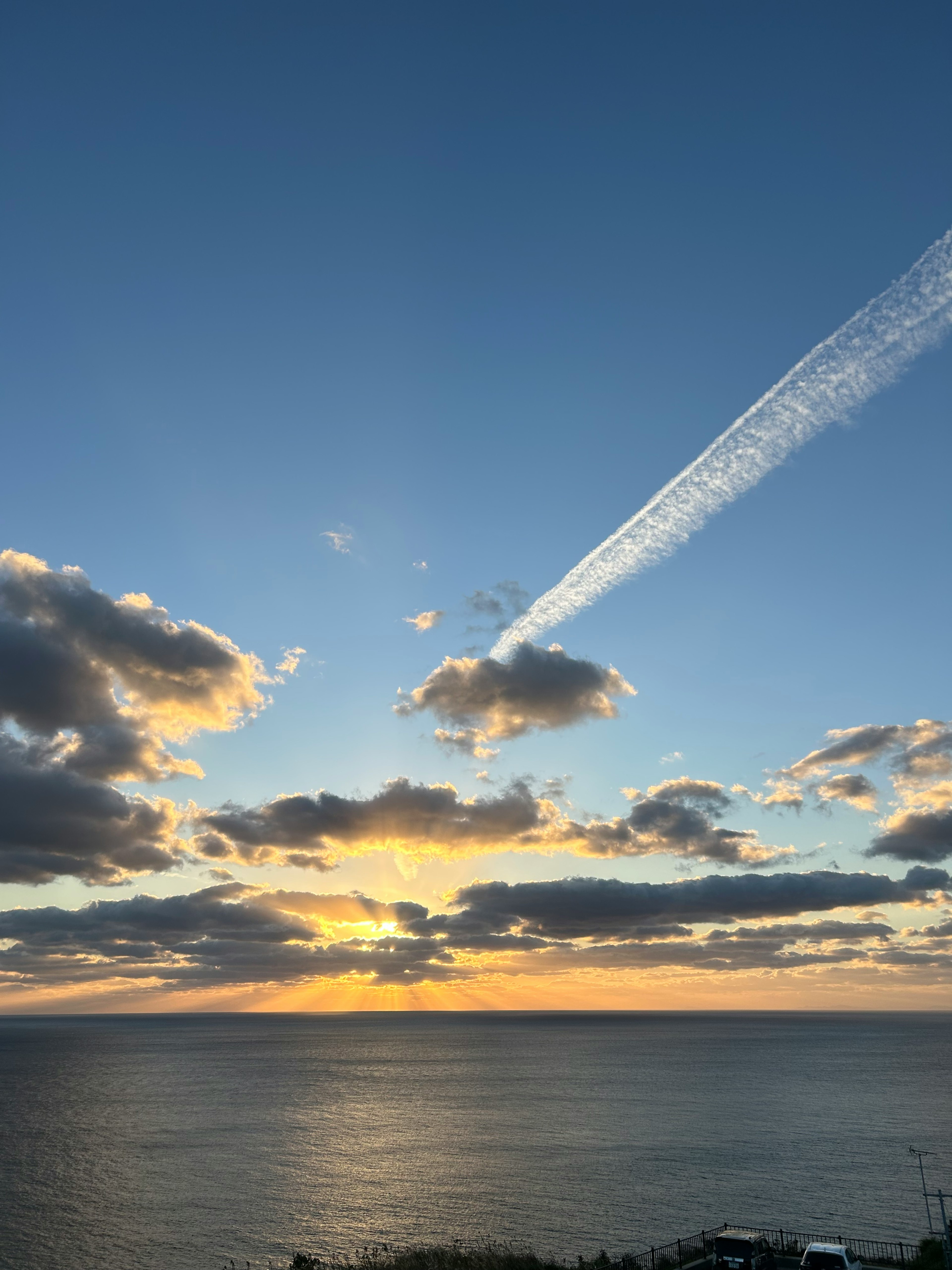 Schöner Sonnenuntergang mit Wolken über dem Ozean