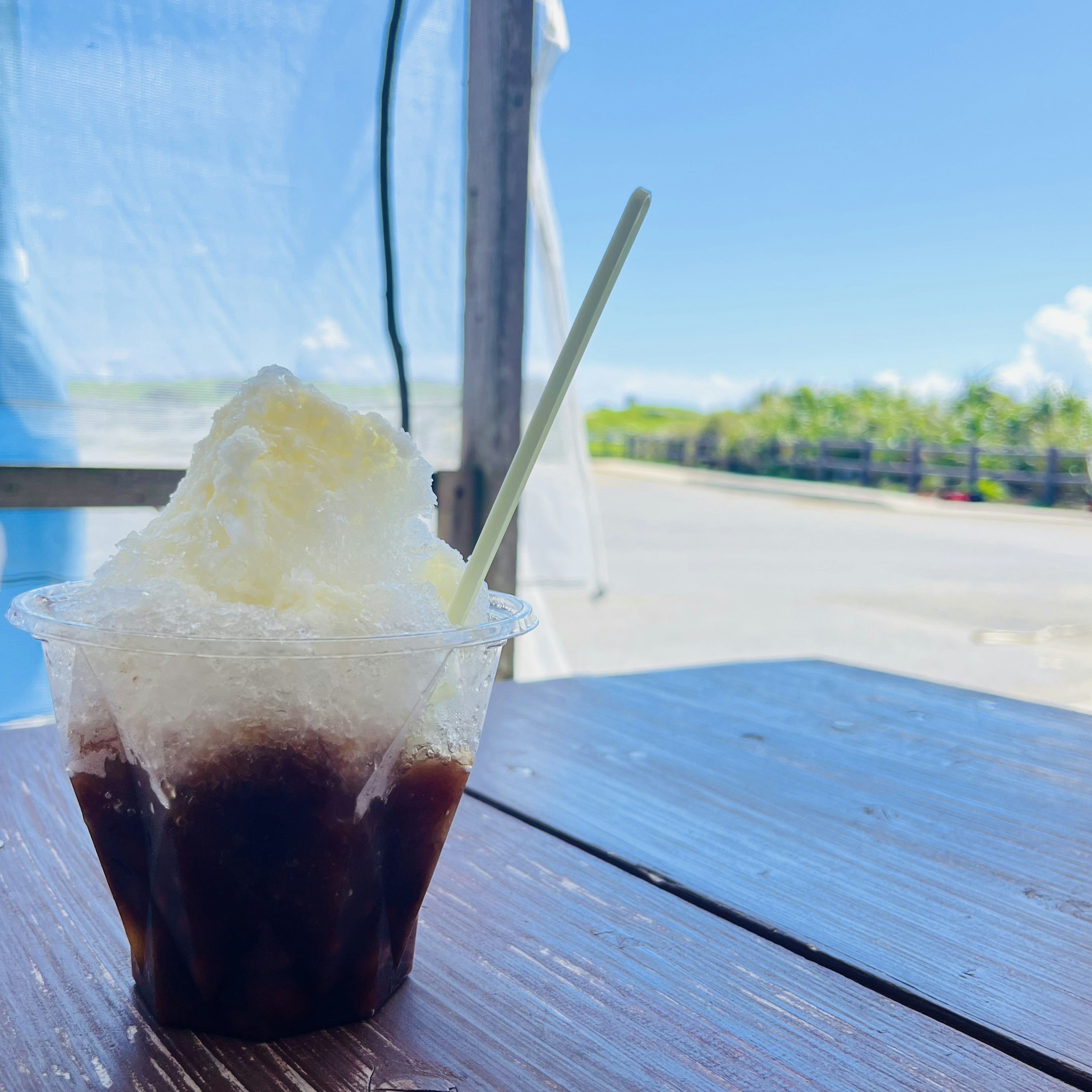 Un vaso de hielo raspado en una mesa de madera