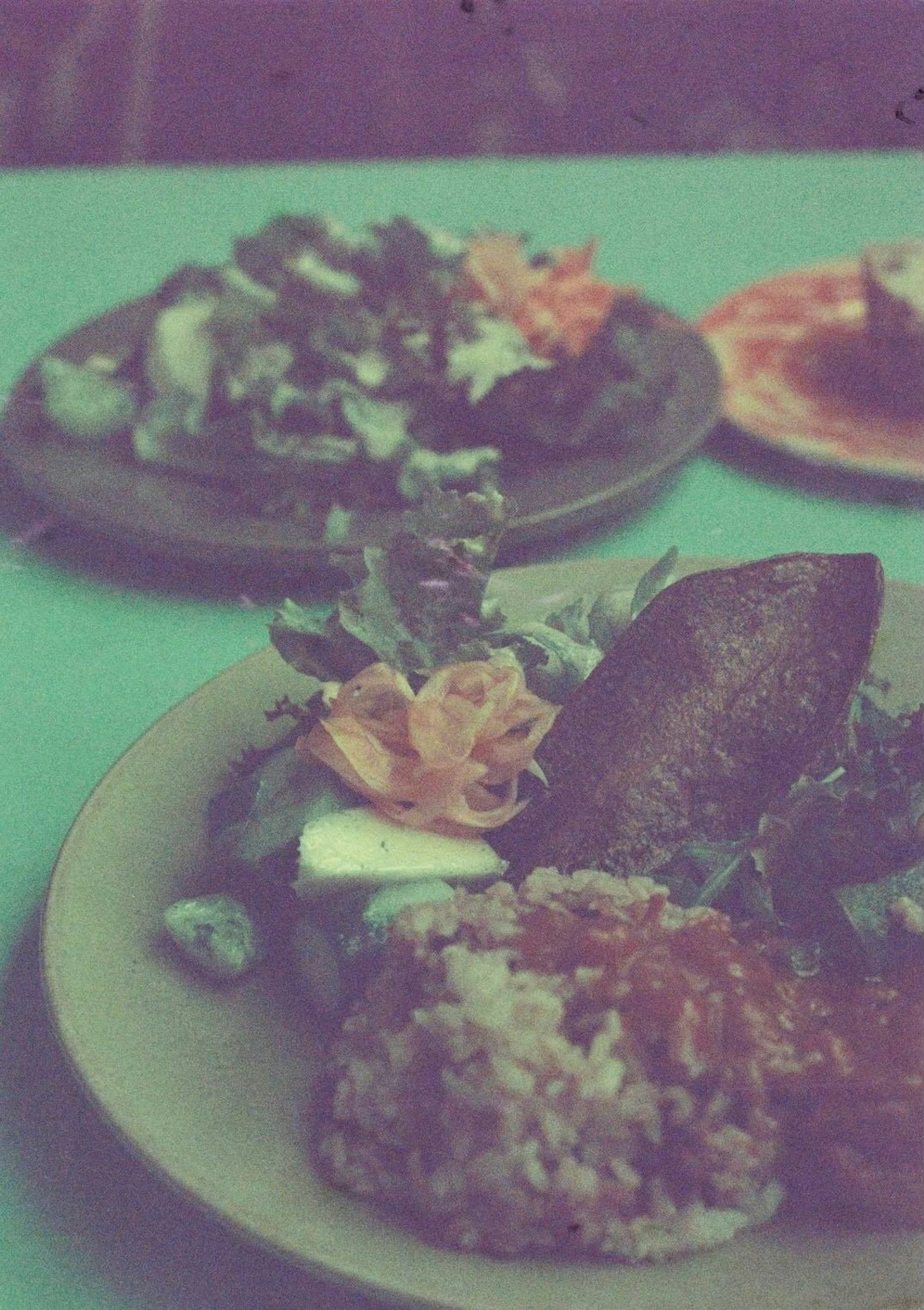 Dos platos de comida con ensaladas vibrantes y arroz