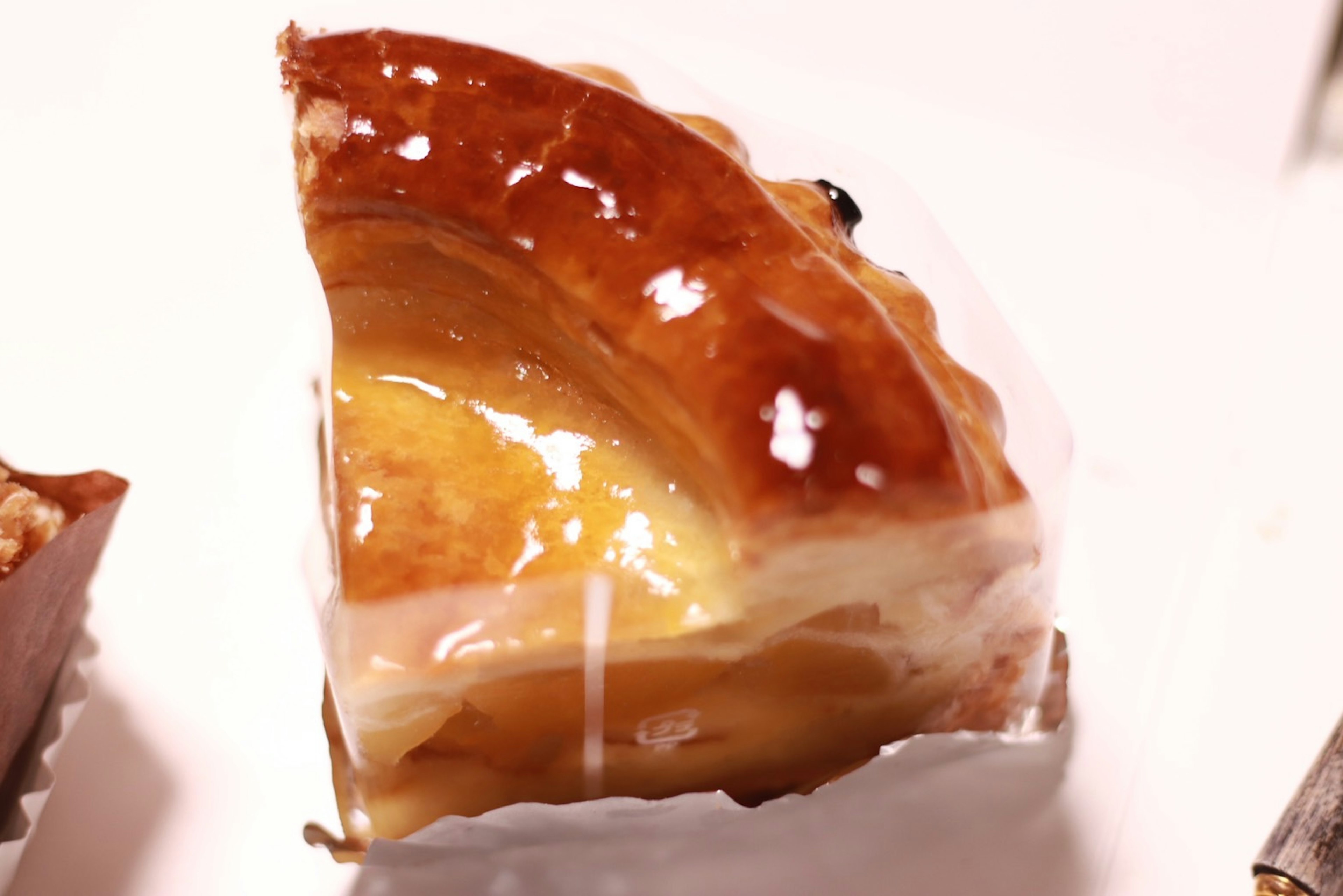 Une délicieuse tranche de pâtisserie avec une surface colorée caramel brillante