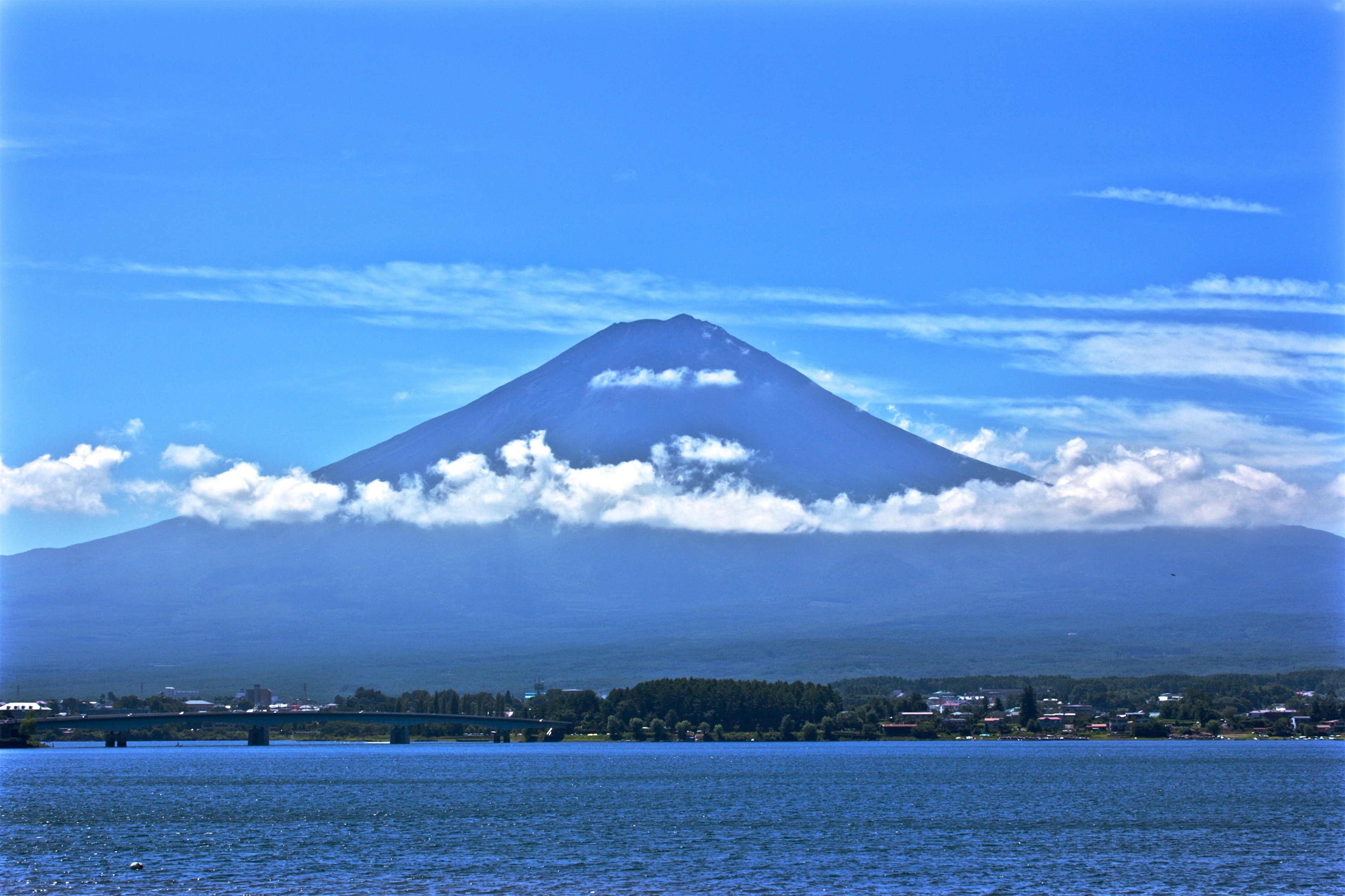 Vista panoramica del monte Fuji con cielo blu e nuvole