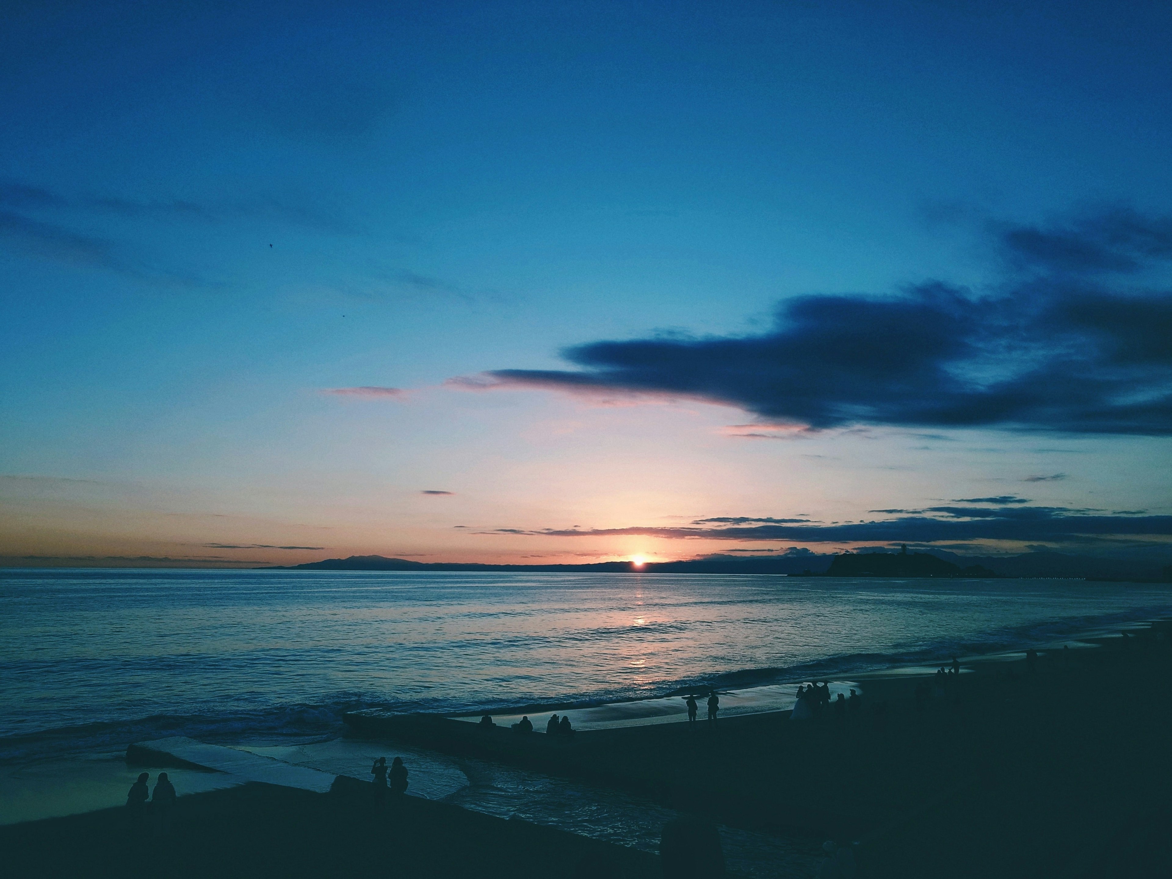 海上日落的美丽景观和宁静的海滩