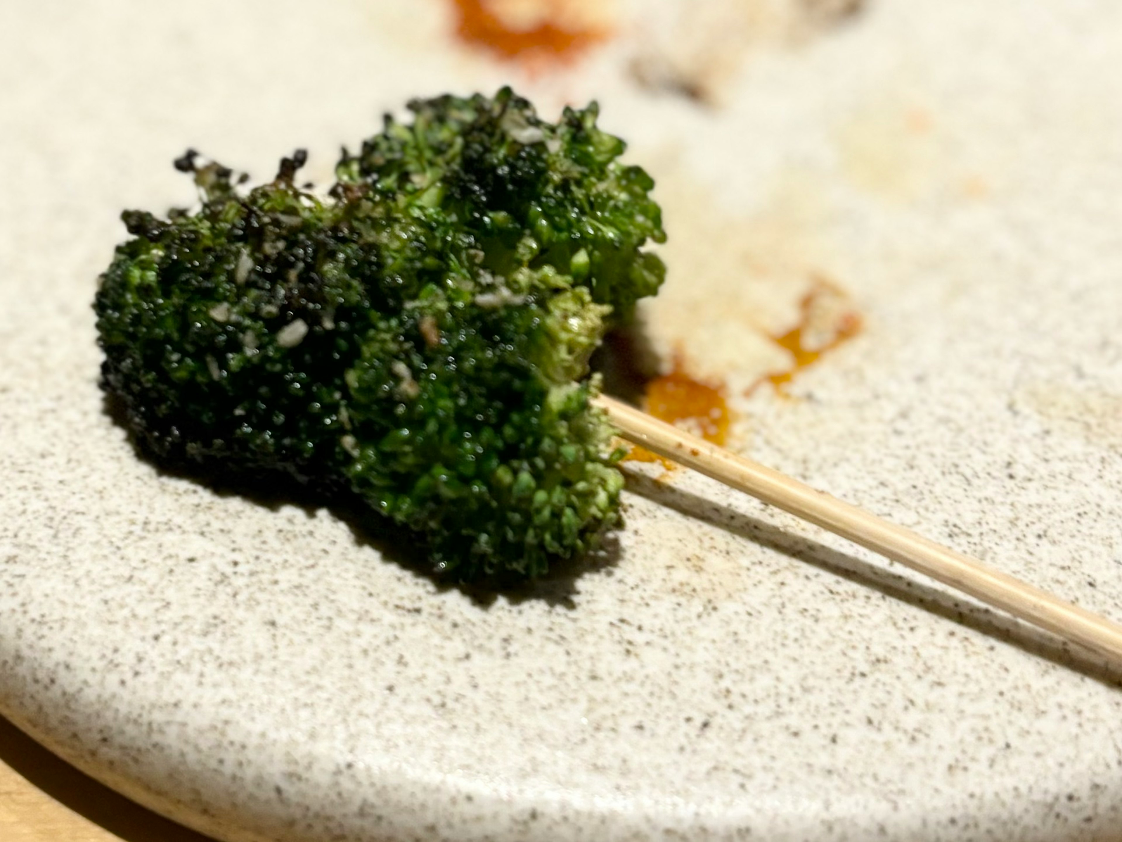 Brocoli vert en brochette sur une assiette