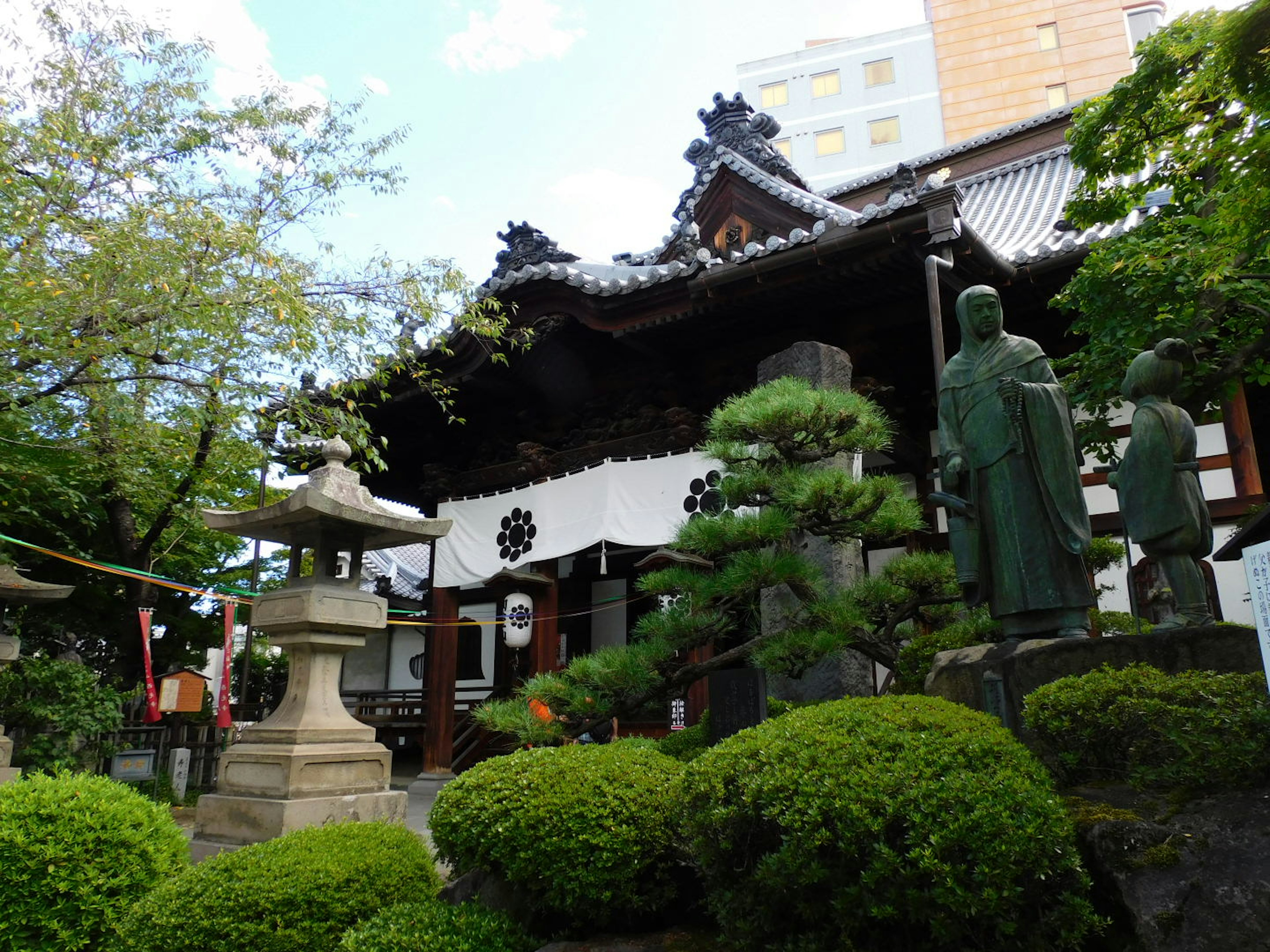 Extérieur d'un temple japonais traditionnel avec un jardin verdoyant