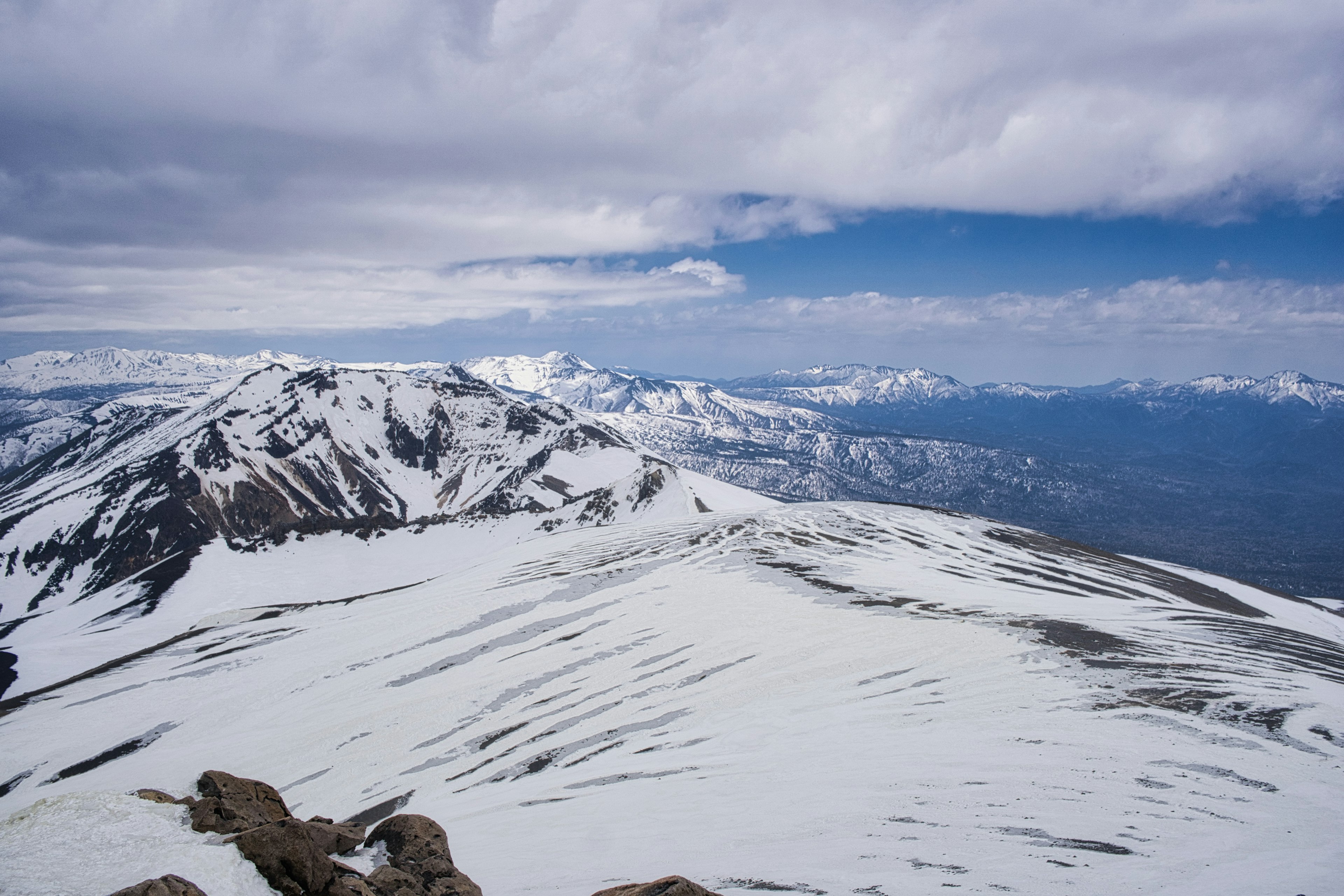 Paysage magnifique de montagnes enneigées sous un ciel bleu