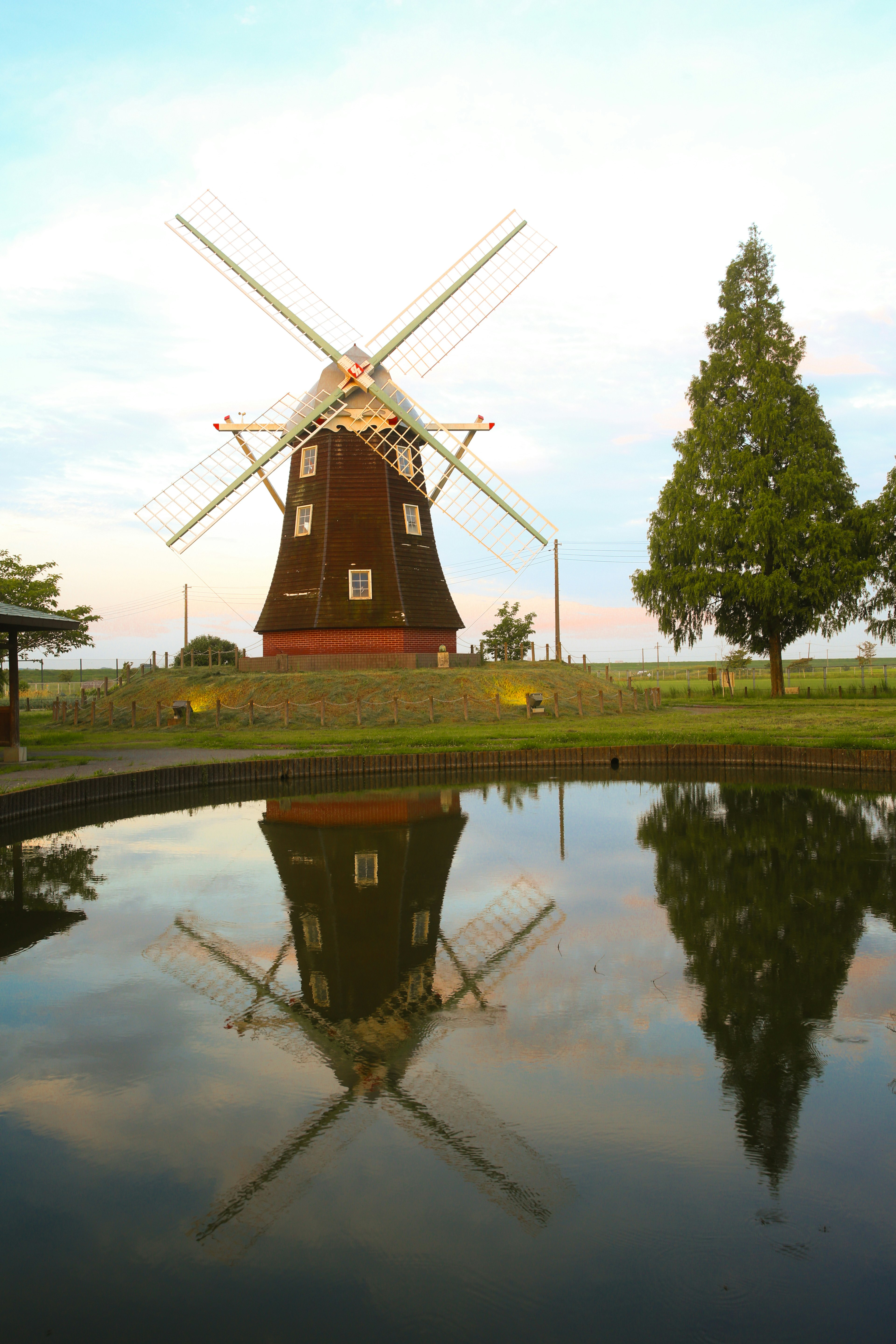 Vue pittoresque d'un moulin à vent reflété dans un étang