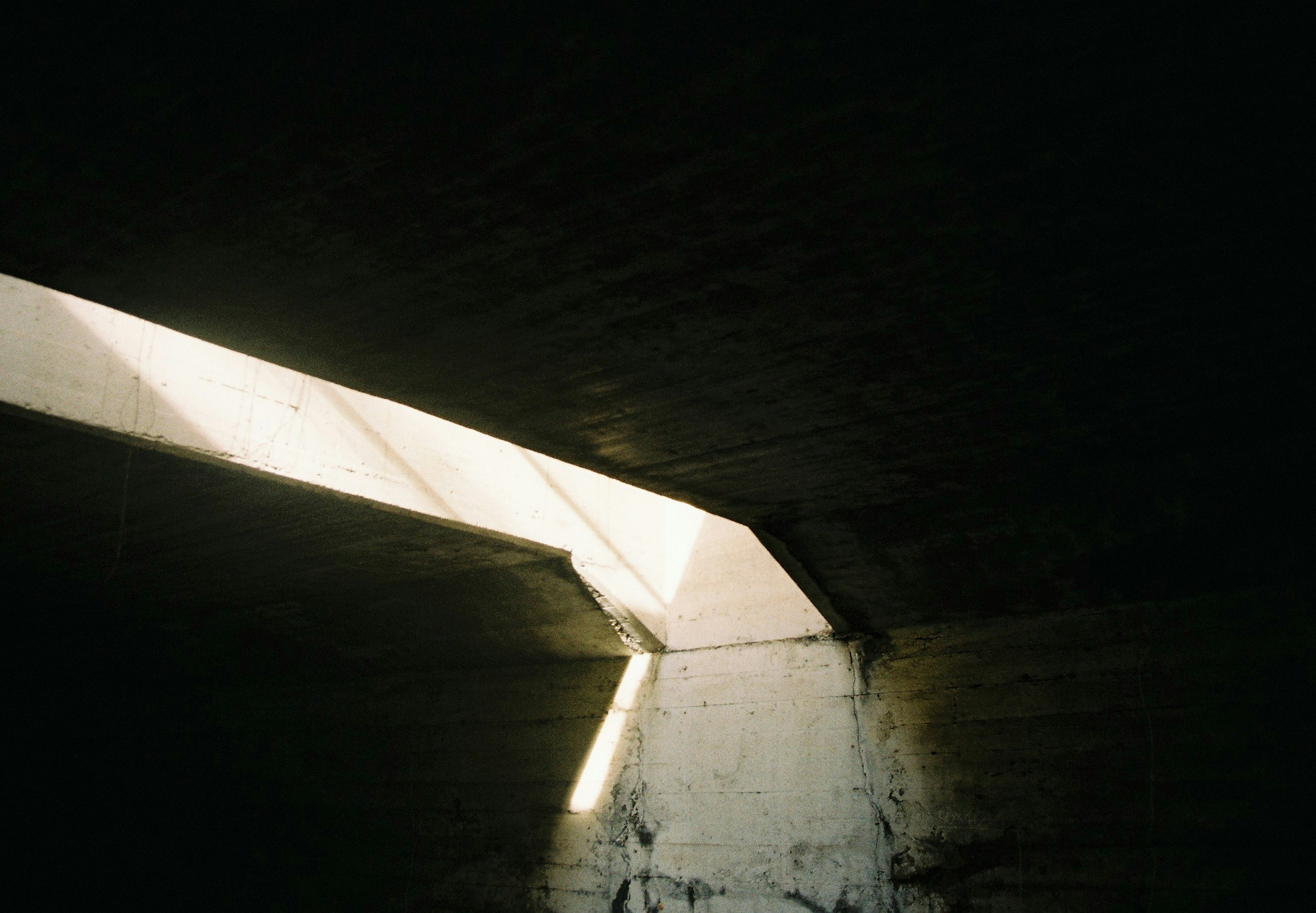 Angles de lumière entrant dans une pièce sombre