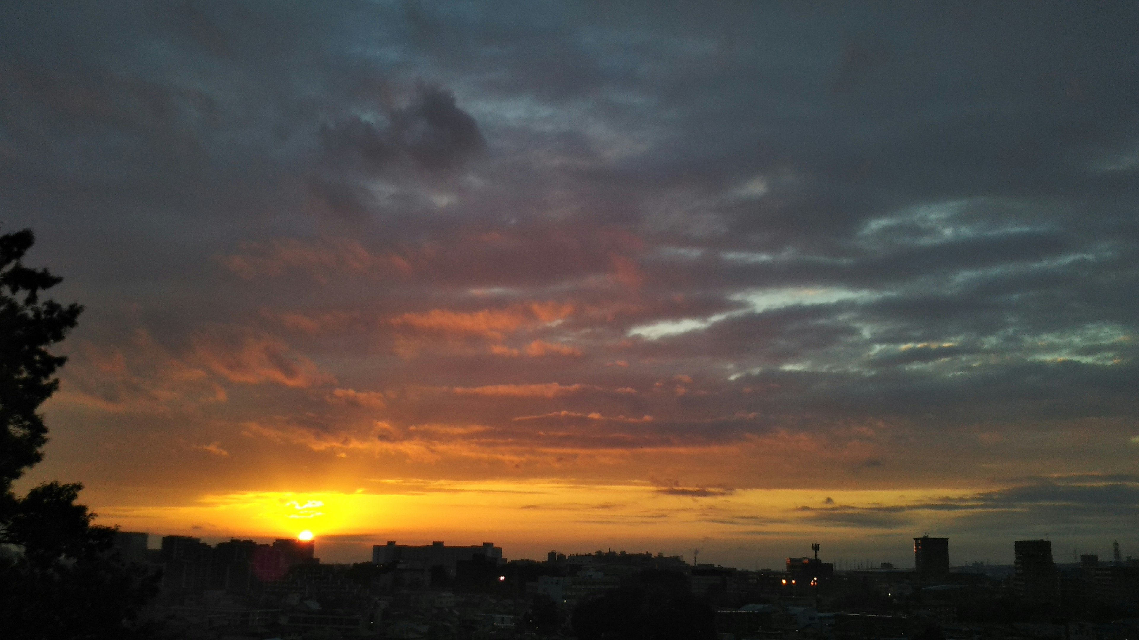 Cielo al tramonto con nuvole colorate e orizzonte