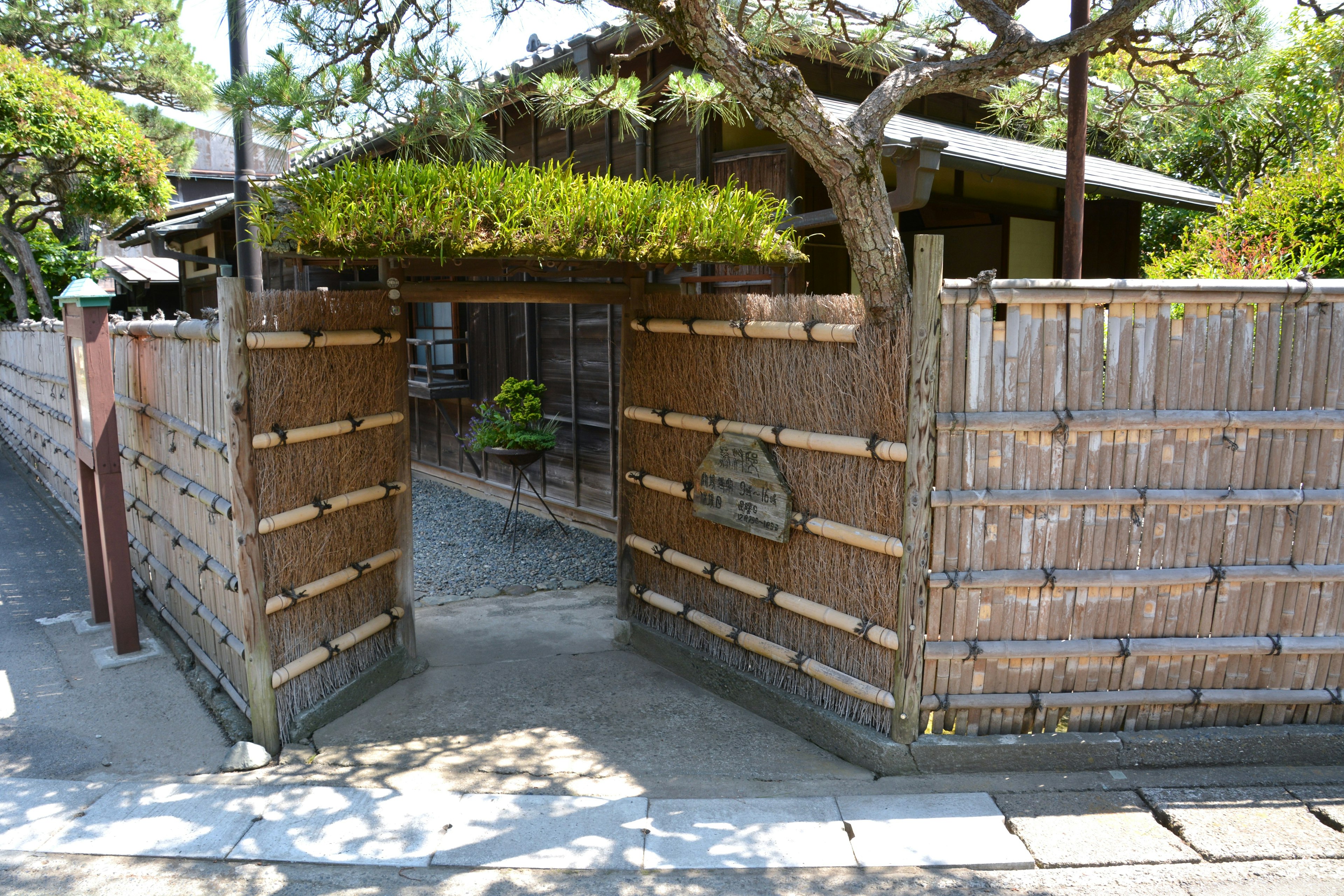 Puerta de bambú de estilo japonés con vista al jardín