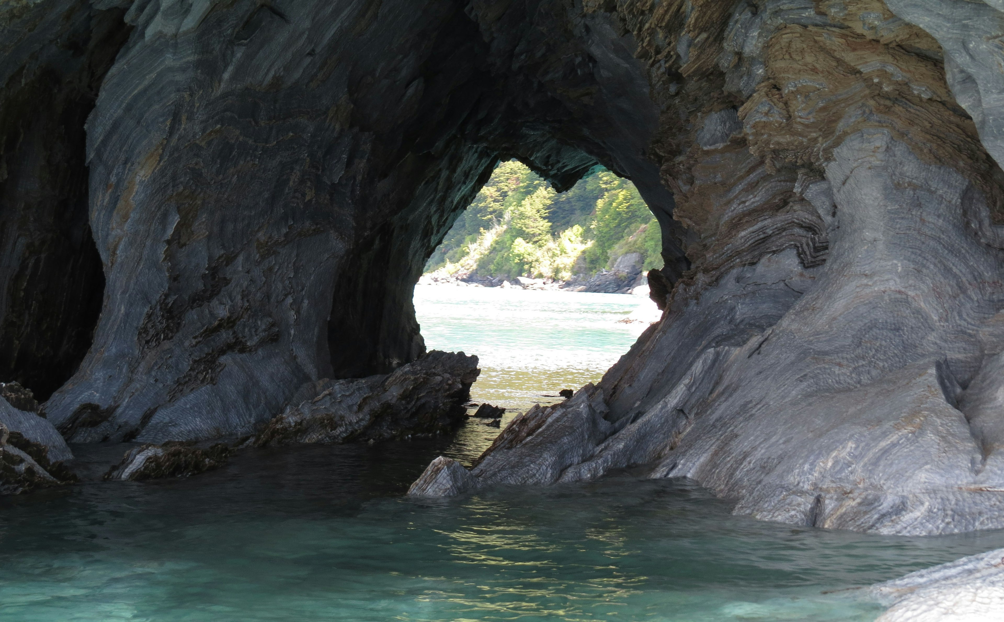 岩の間から見える海の景色と緑の木々