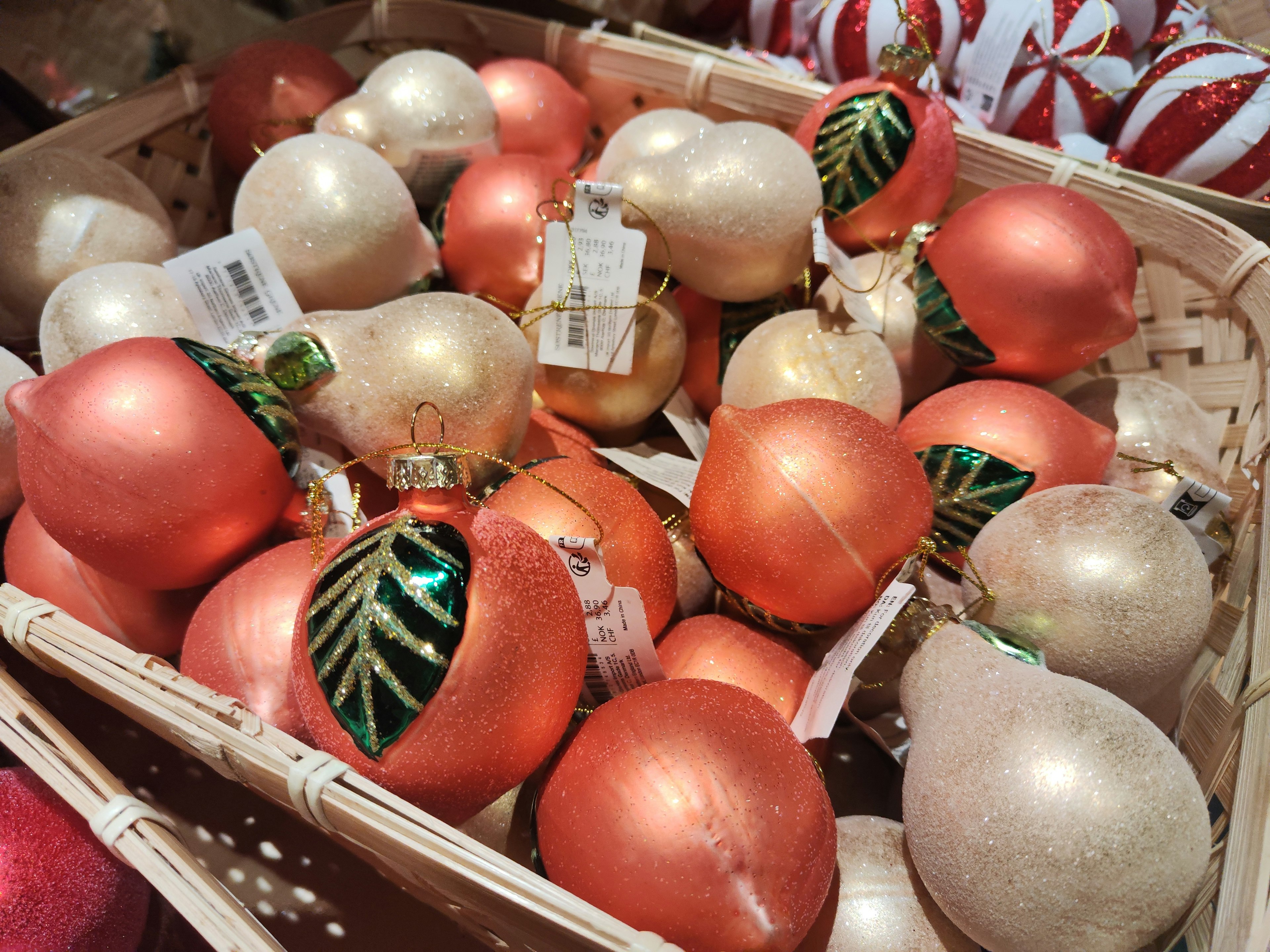 Cesto pieno di ornamenti natalizi arancioni e dorati