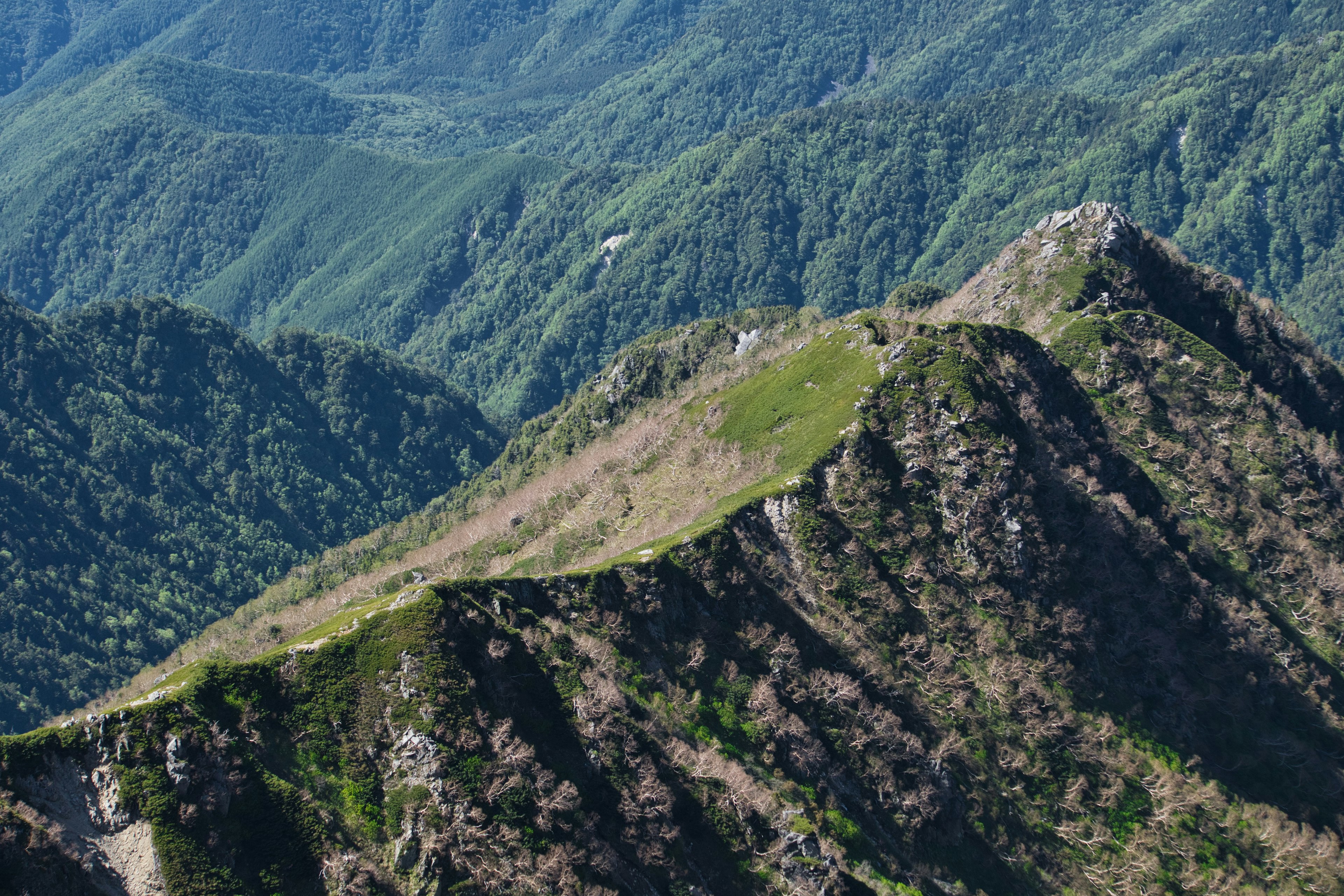 Vista escénica de montañas verdes con crestas escarpadas