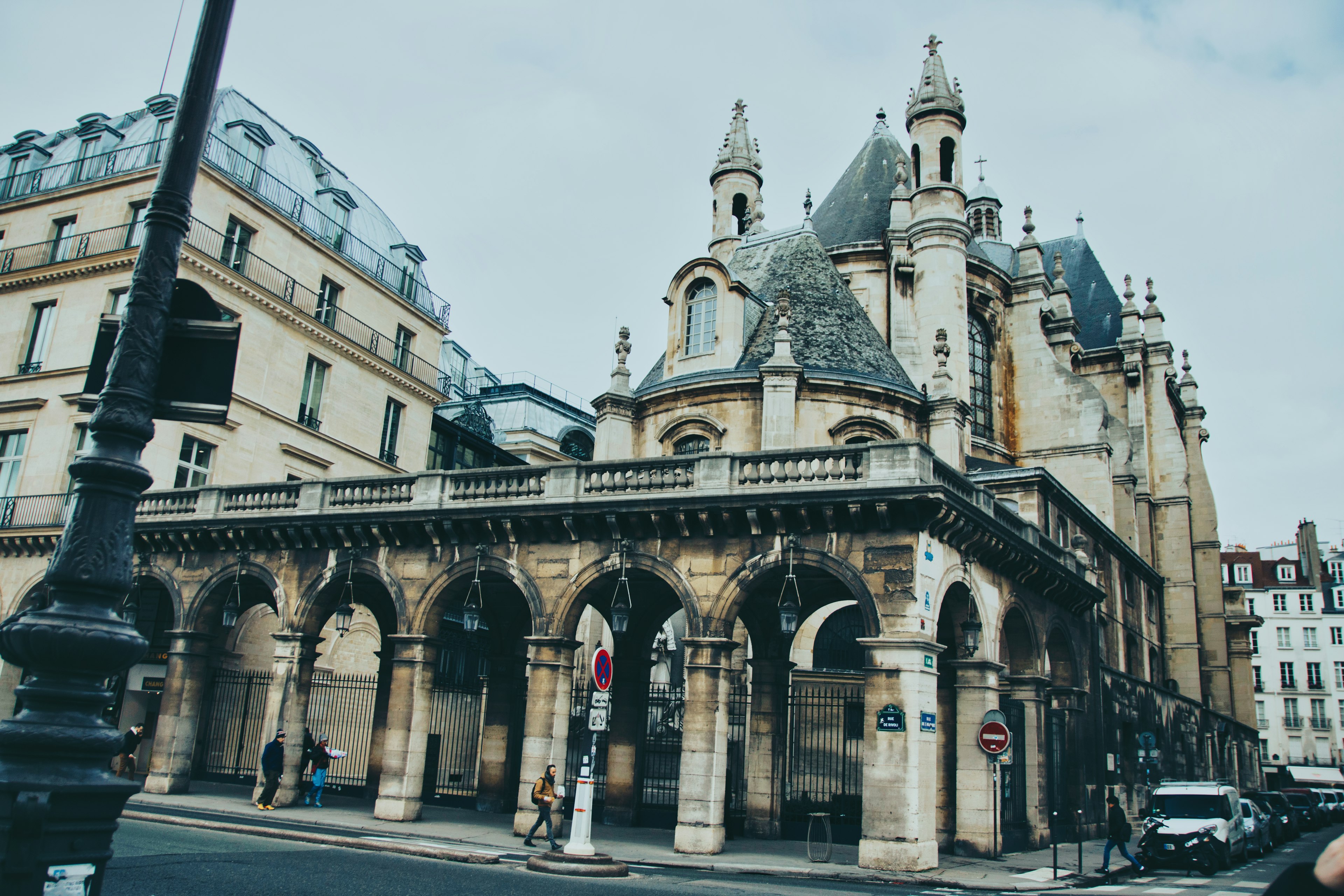 Edificio storico a Parigi con belle arcate e guglie