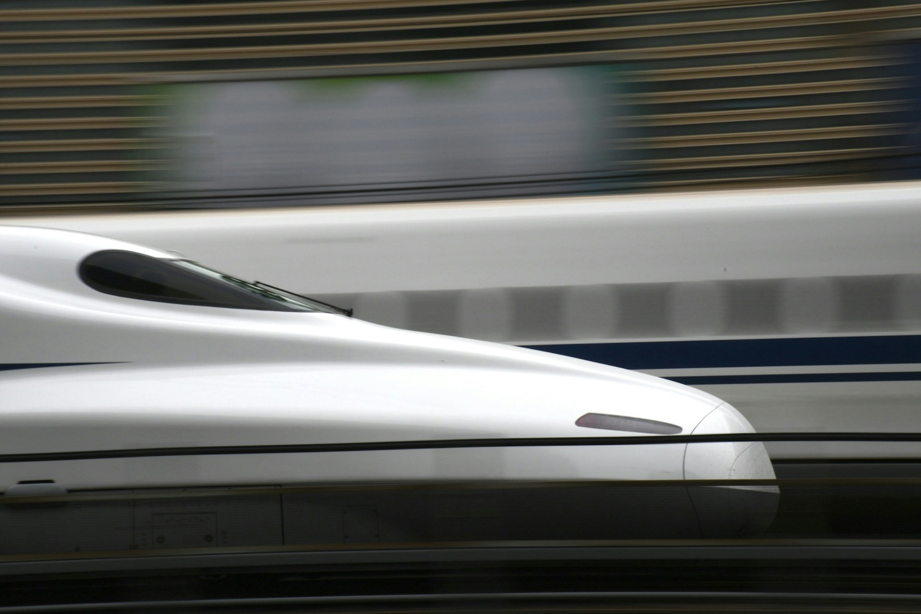 Kereta peluru Shinkansen menampilkan desain aerodinamis yang menekankan kecepatan