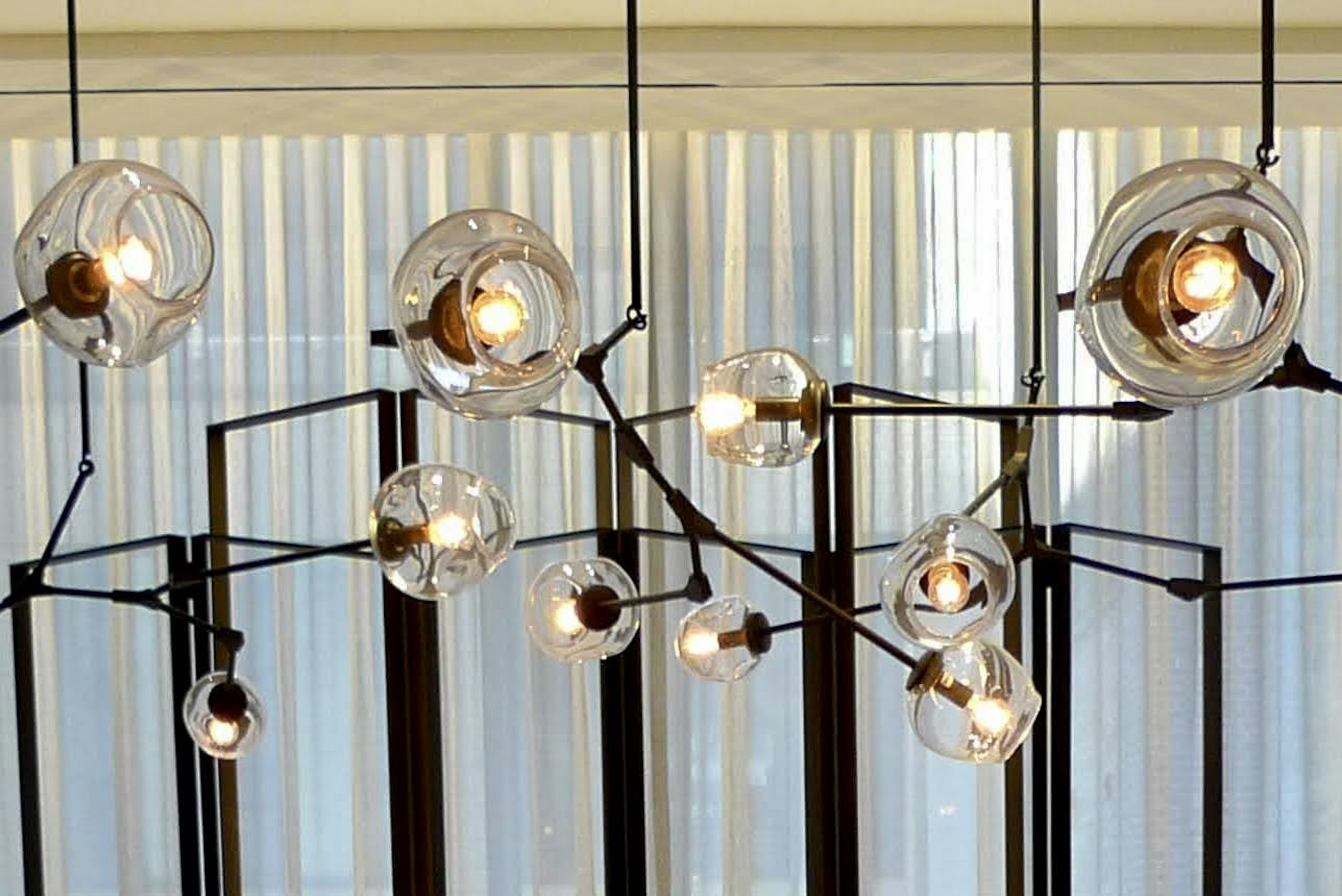 Design moderno di lampadario sospeso con luci a globo trasparente