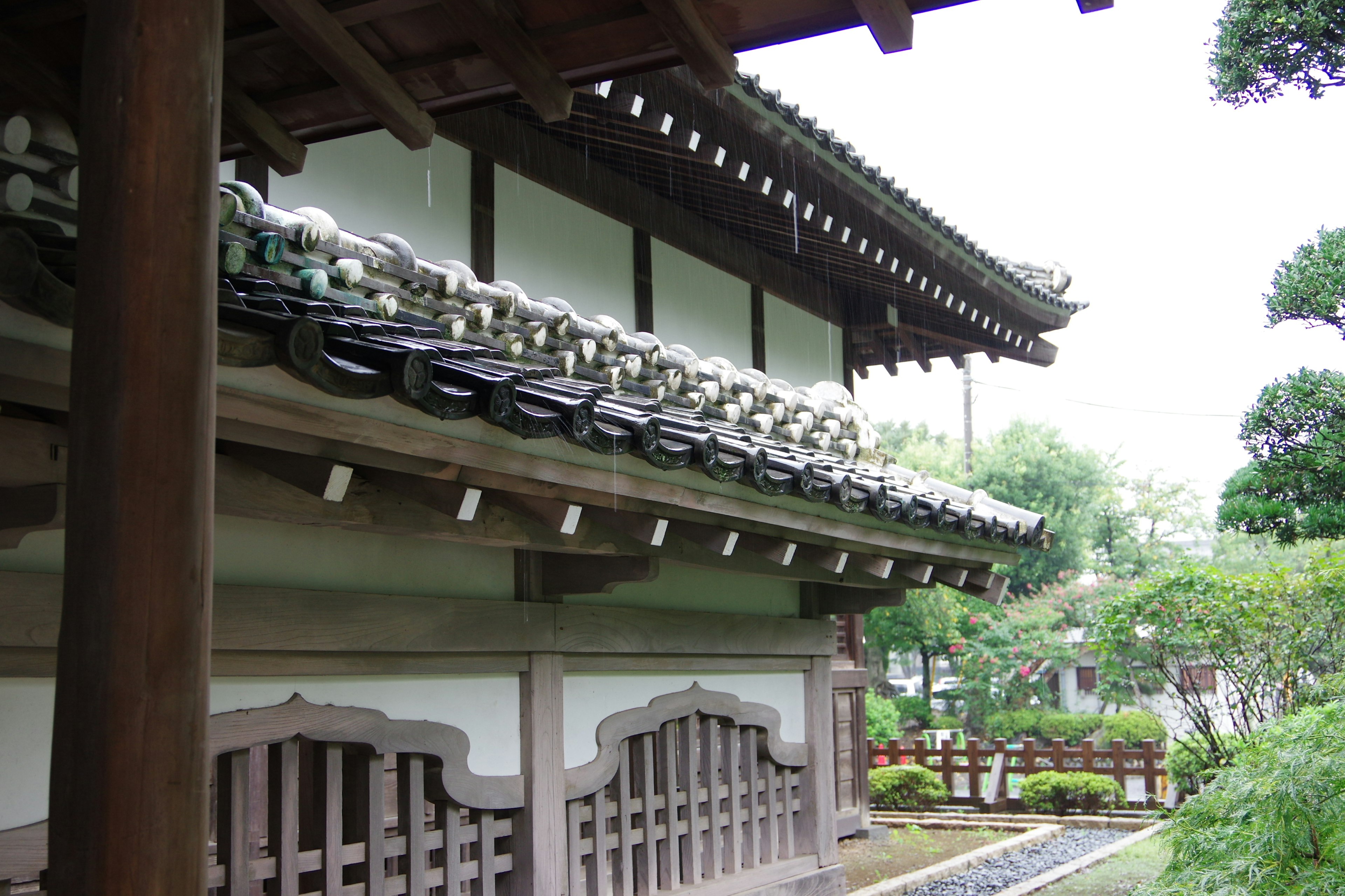 Bâtiment japonais traditionnel avec toit complexe et vue sur le jardin