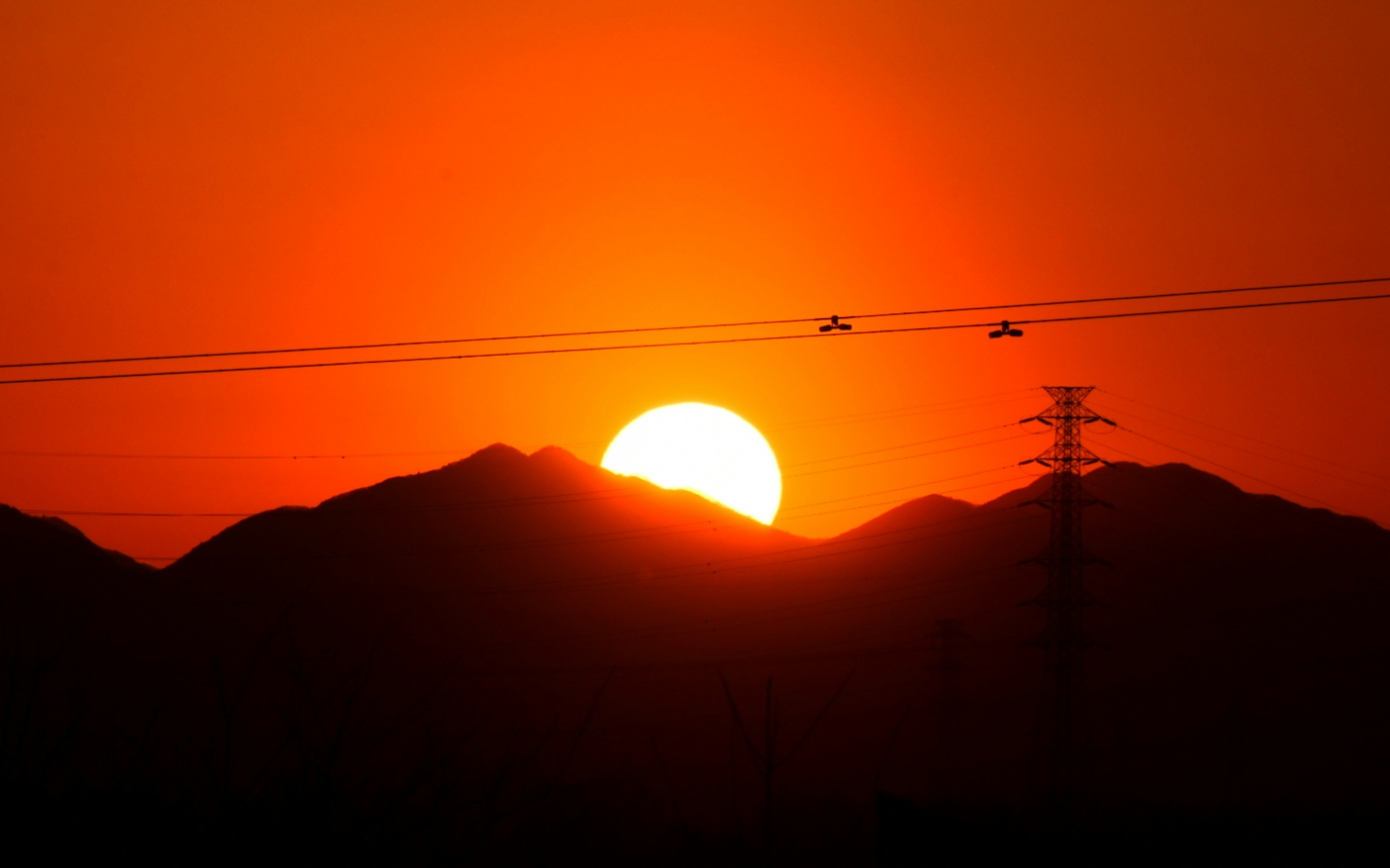 夕日が山々の間から昇る美しい風景