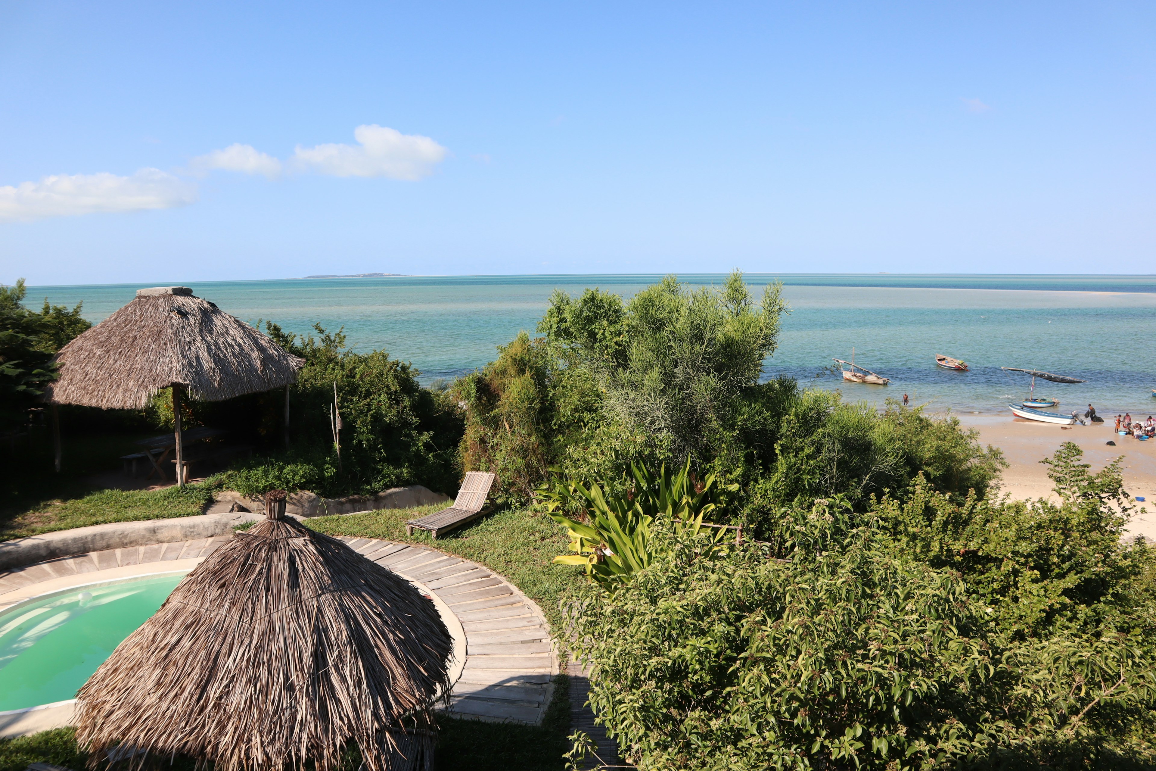 Vista de un resort con piscina y océano