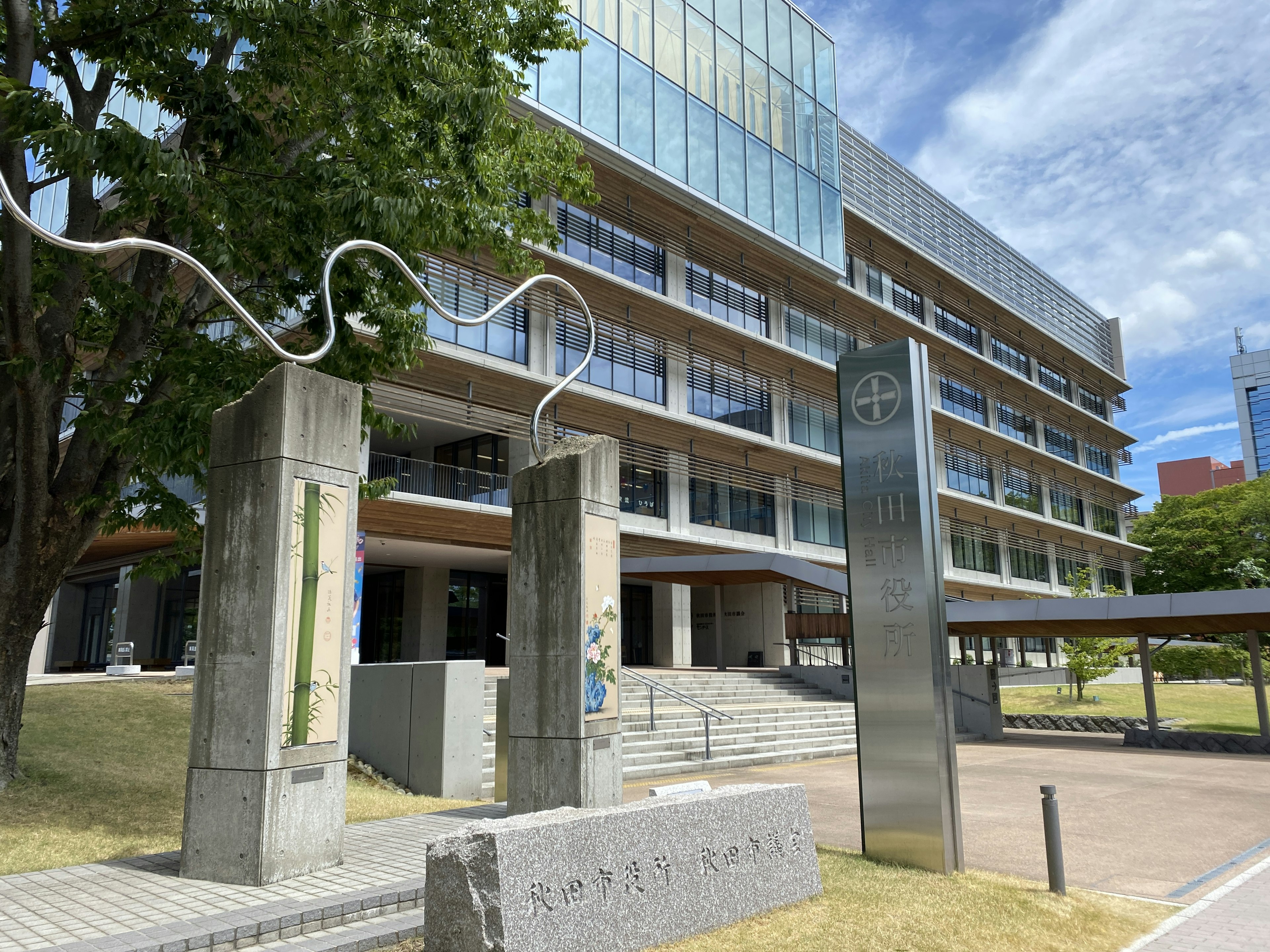 Bâtiment moderne avec sculptures artistiques devant