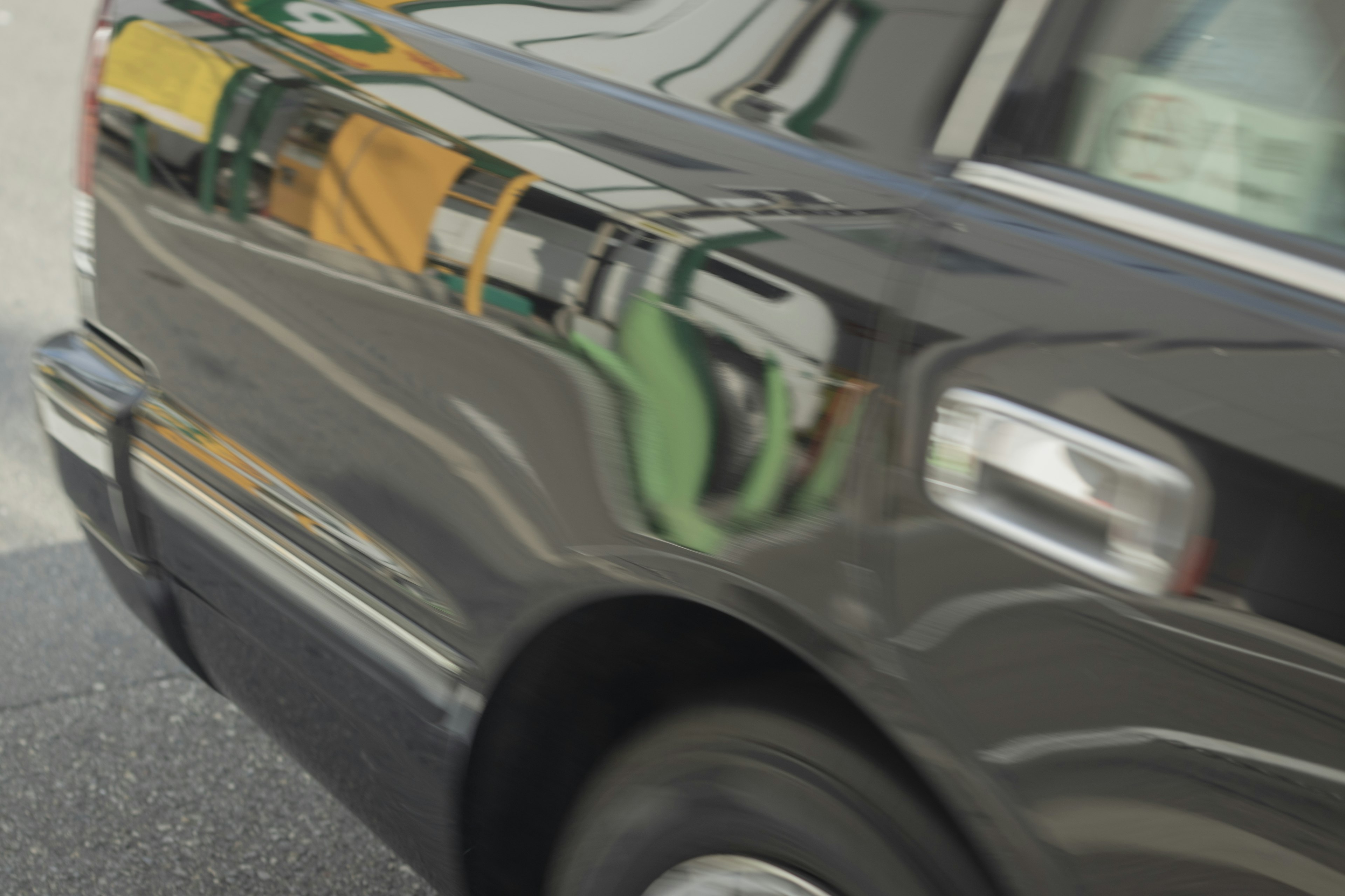 Imagen de un coche negro con reflejos vibrantes en su costado